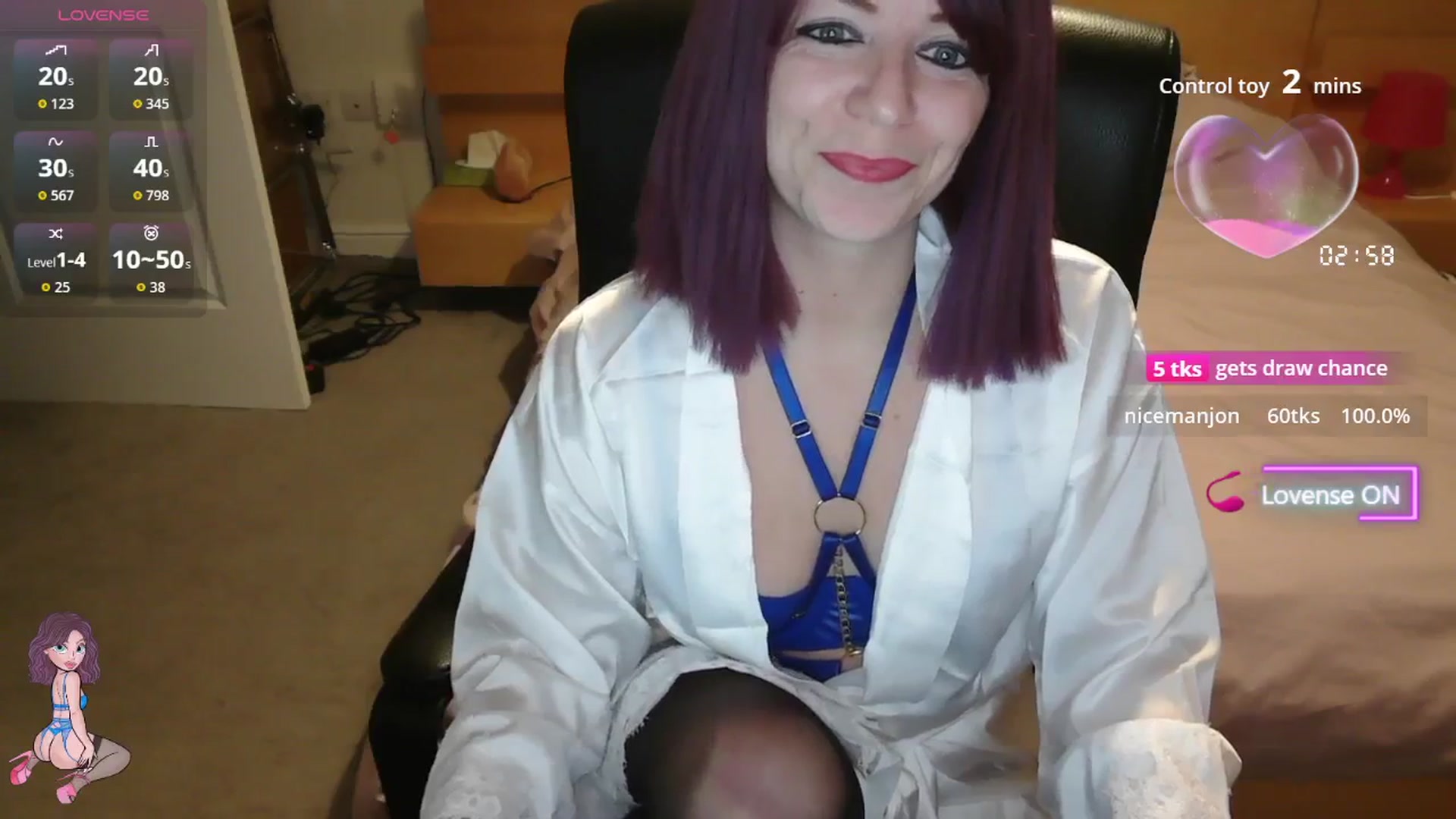 Gallery image thumbnail from size2shoes's myfreecams stream on, 09/23/2025, 24:07 image 6 of 20
