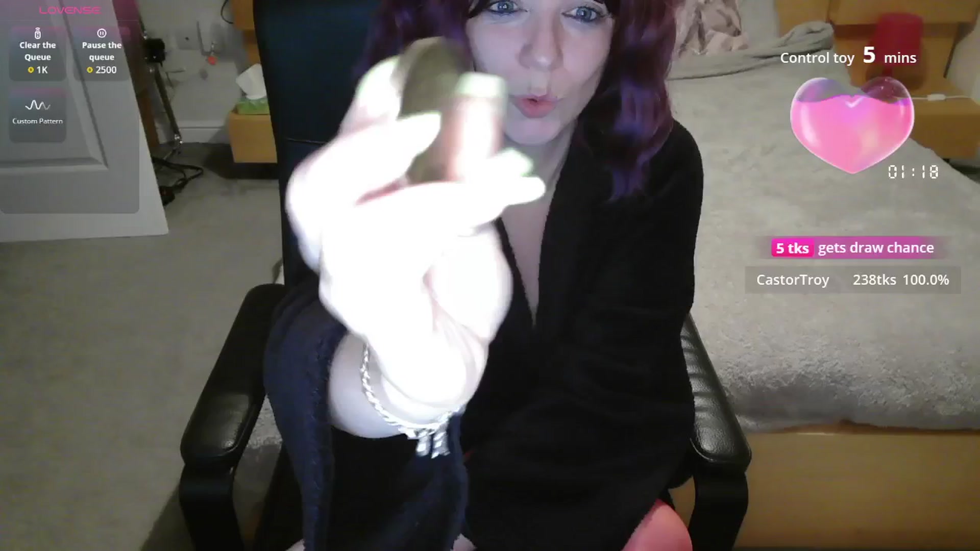 Gallery image thumbnail from size2shoes's myfreecams stream on, 11/08/2025, 02:22 image 6 of 20