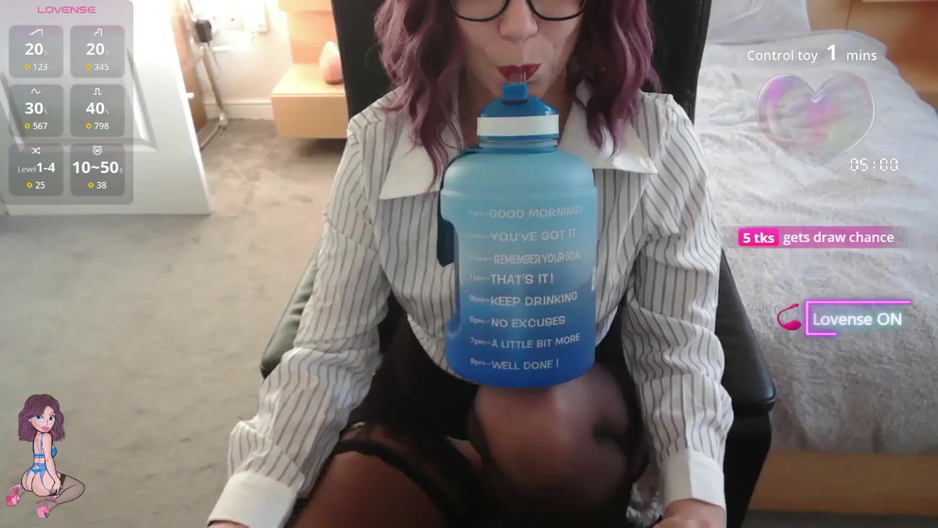 Gallery image thumbnail from size2shoes's myfreecams stream on, 11/17/2025, 16:00 image 15 of 20