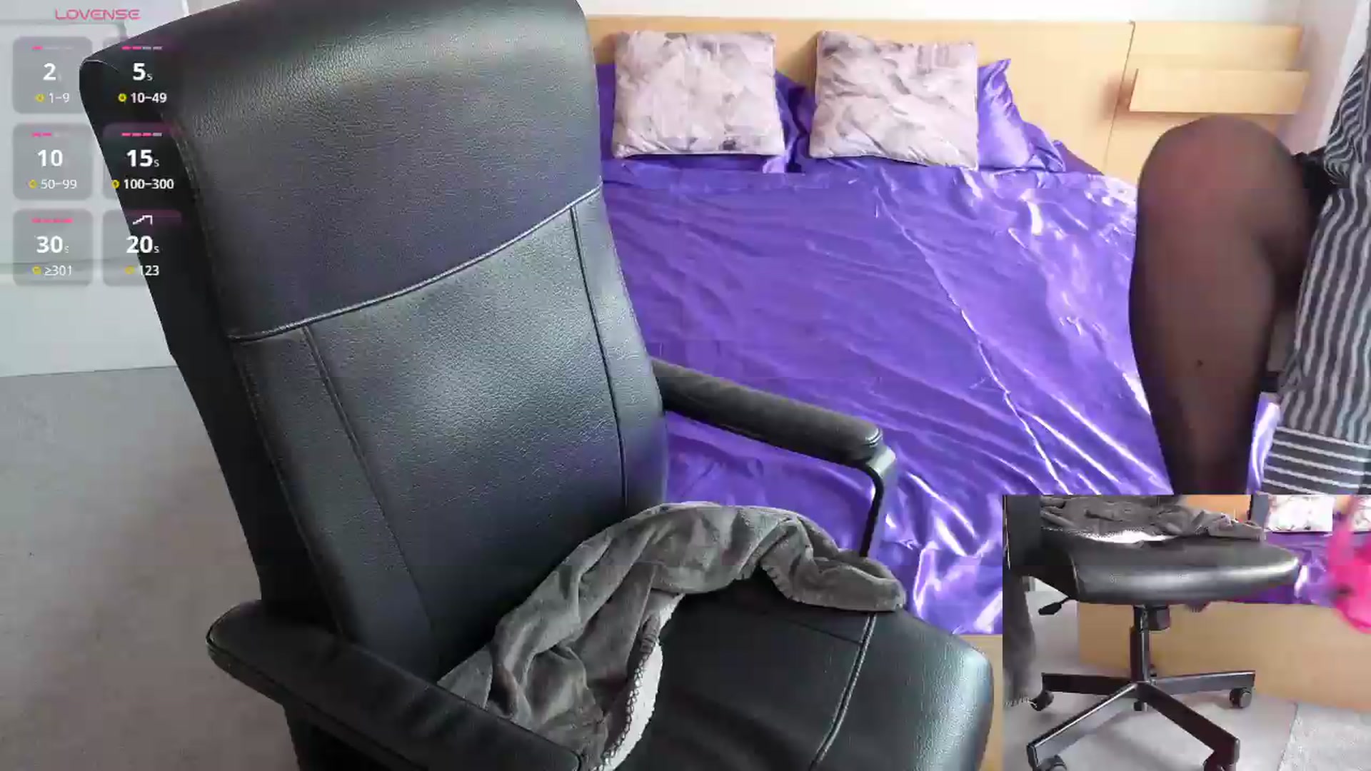 Gallery image thumbnail from size2shoes's myfreecams stream on, 06/08/2026, 16:21 image 15 of 20