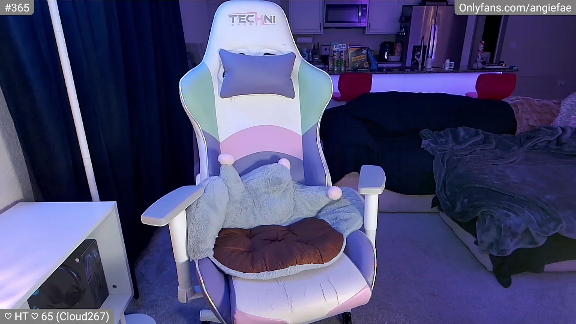 Gallery image thumbnail from skankhunt420's myfreecams stream on, 07/28/2023, 03:29 image 5 of 20