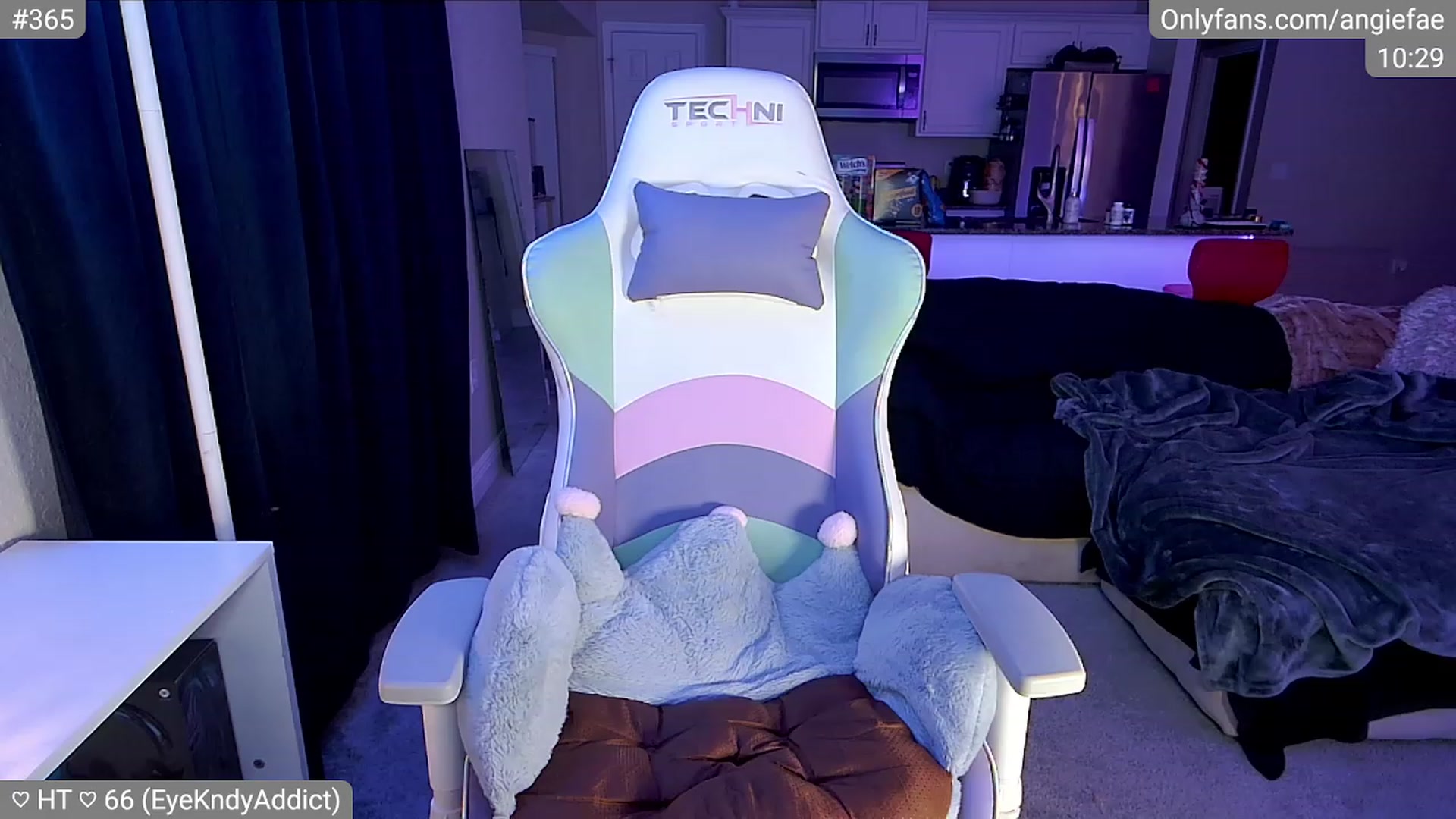 Gallery image thumbnail from skankhunt420's myfreecams stream on, 07/28/2023, 04:43 image 6 of 20
