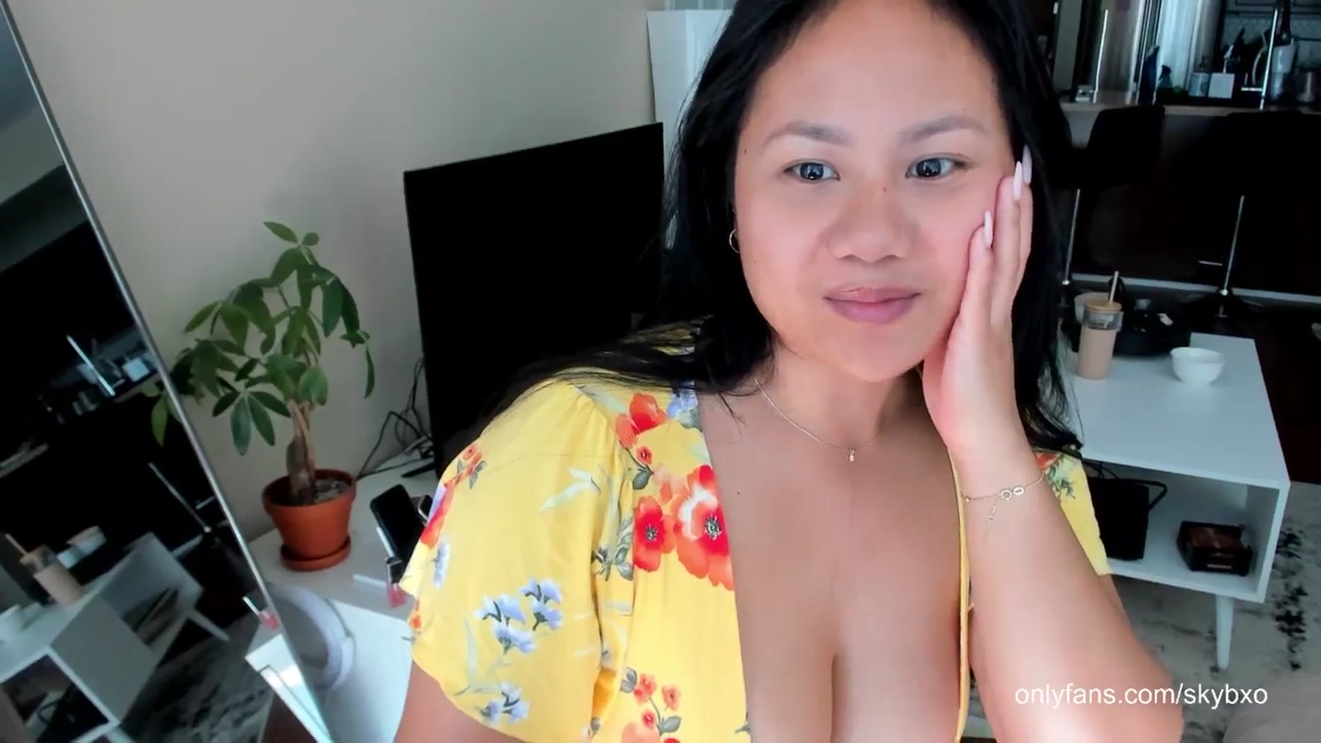 Gallery image thumbnail from skybxo's myfreecams stream on, 05/04/2024, 20:10 image 13 of 20