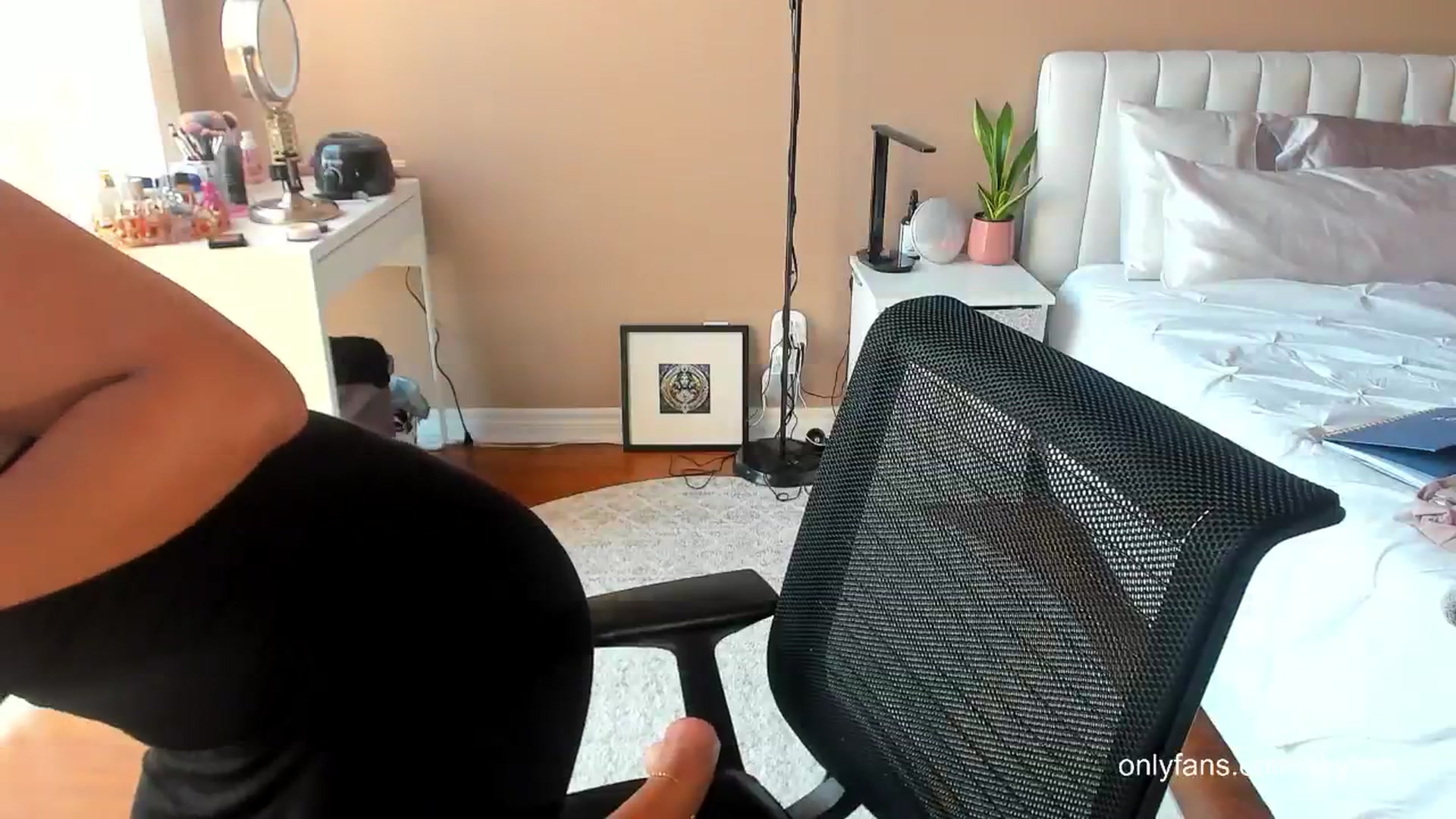Gallery image thumbnail from skybxo's myfreecams stream on, 05/26/2024, 24:30 image 8 of 20