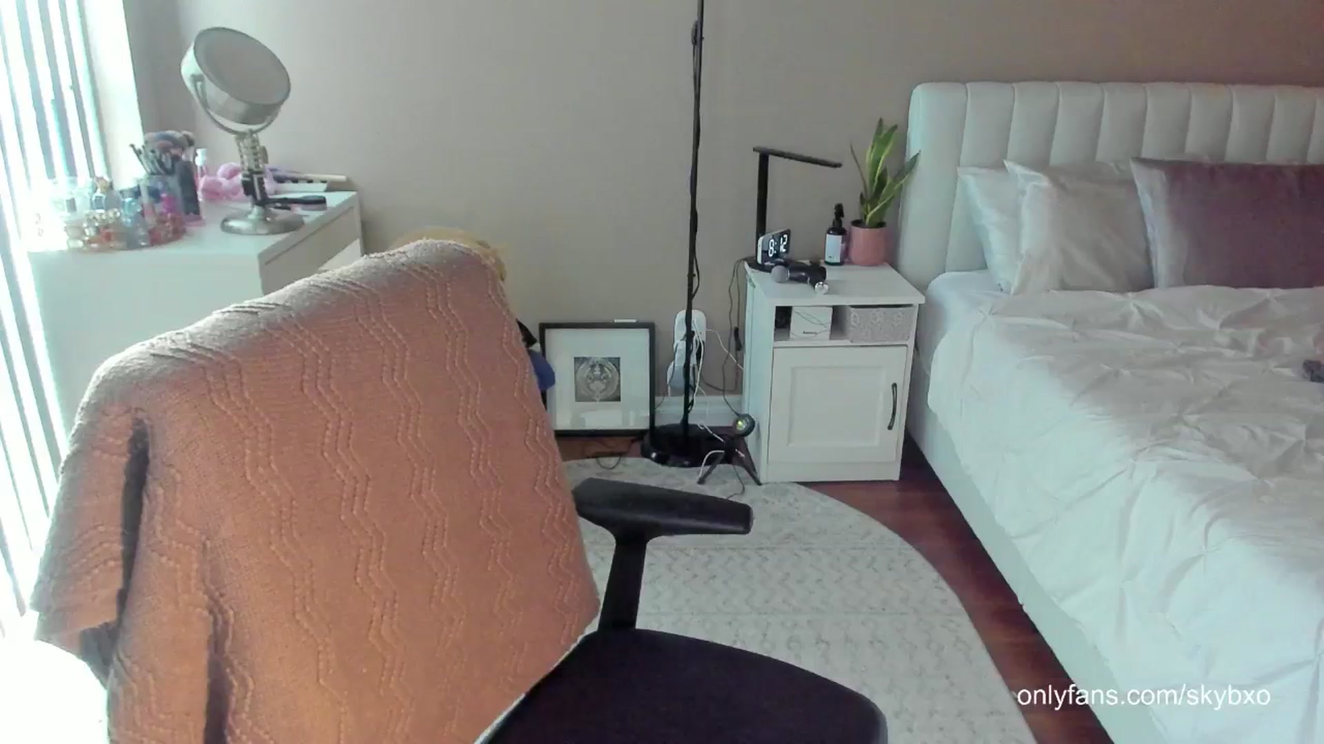Gallery image thumbnail from skybxo's myfreecams stream on, 06/02/2024, 02:44 image 10 of 20