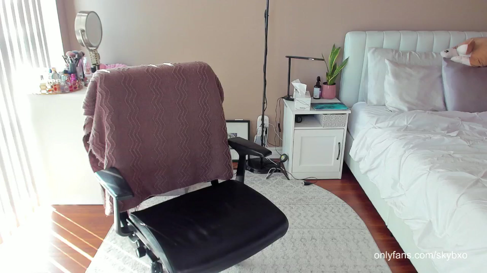 Gallery image thumbnail from skybxo's myfreecams stream on, 06/07/2024, 24:02 image 1 of 20