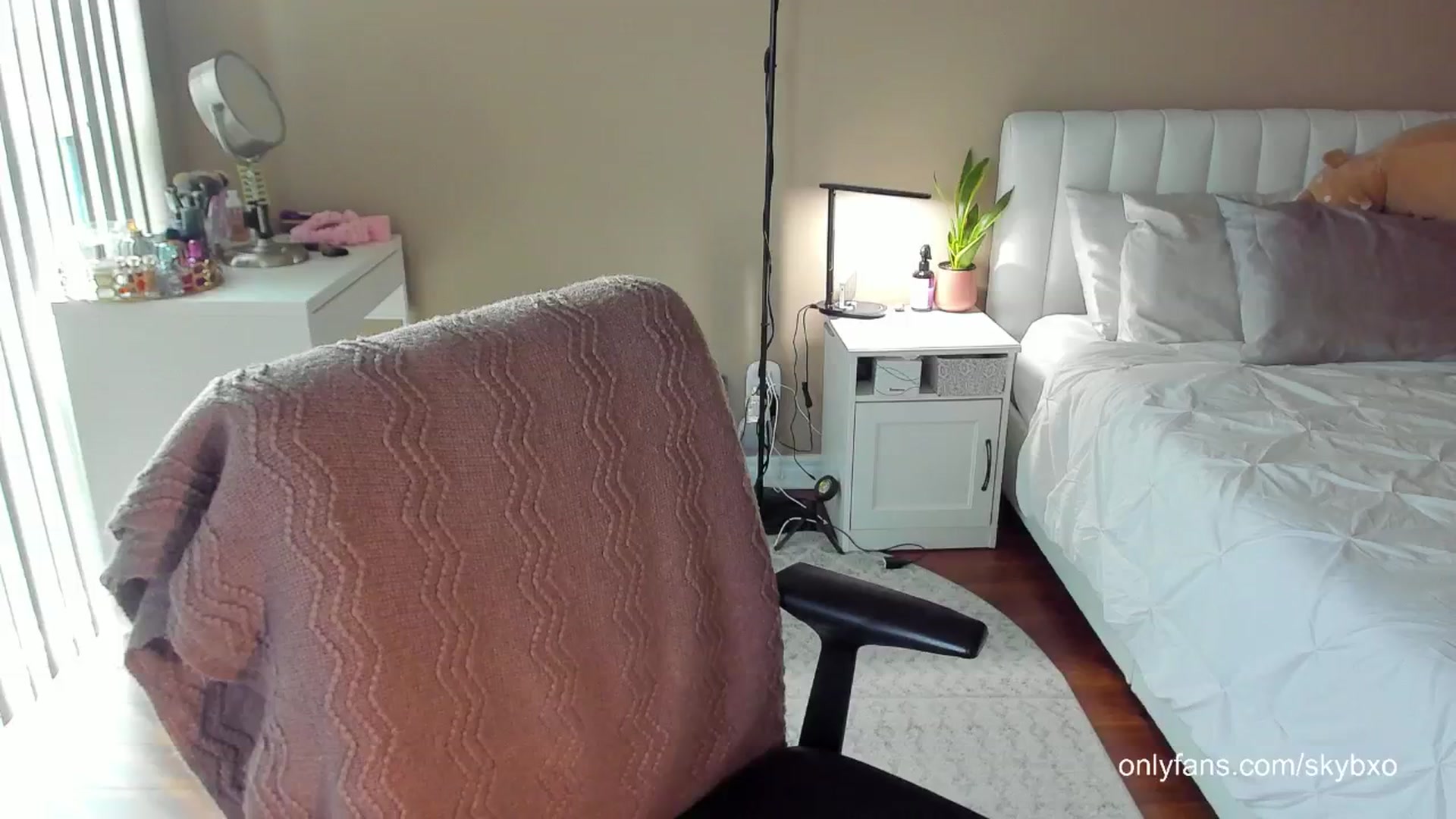 Gallery image thumbnail from skybxo's myfreecams stream on, 06/08/2024, 01:03 image 5 of 20