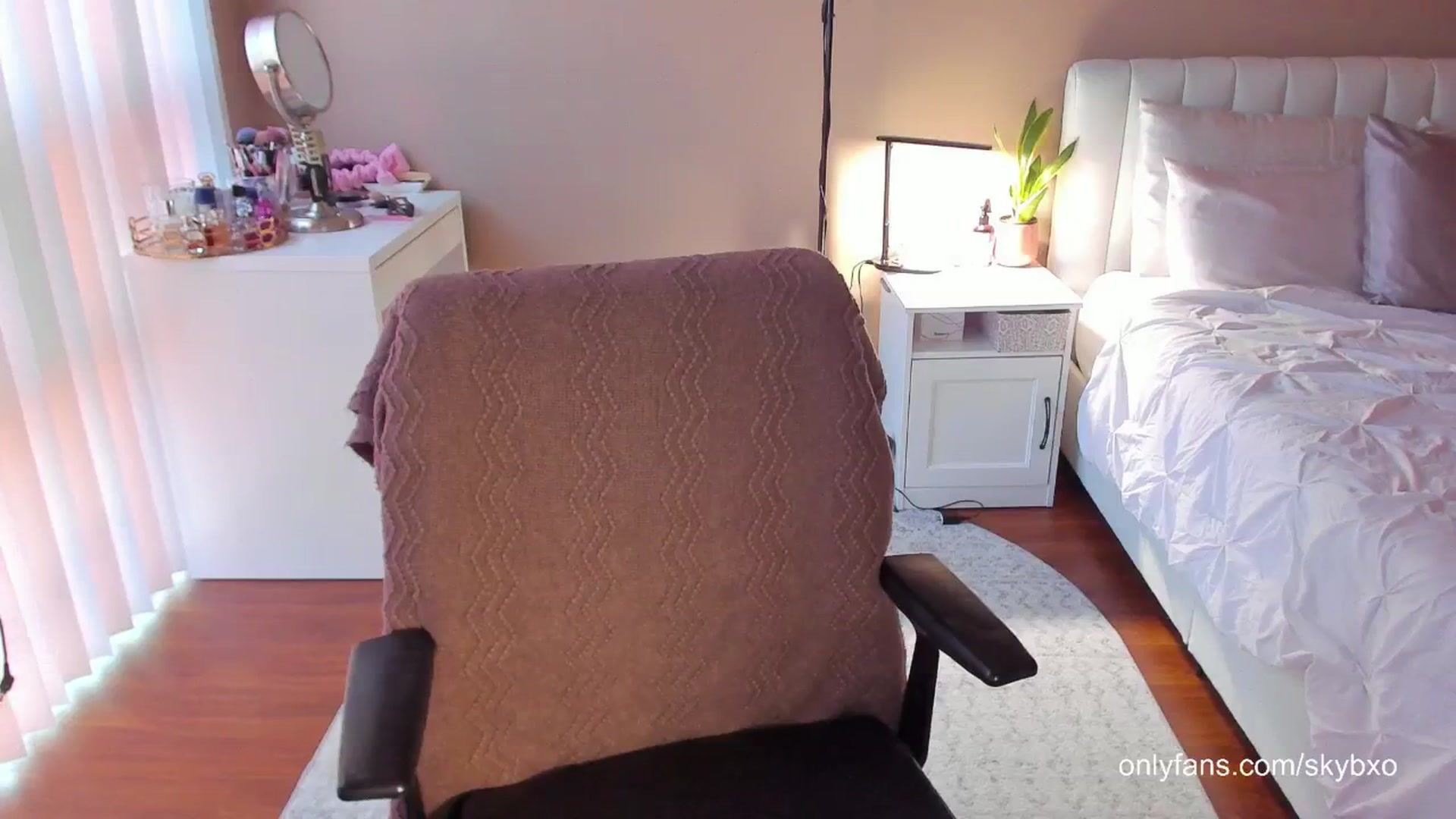 Gallery image thumbnail from skybxo's myfreecams stream on, 06/10/2024, 01:37 image 17 of 20