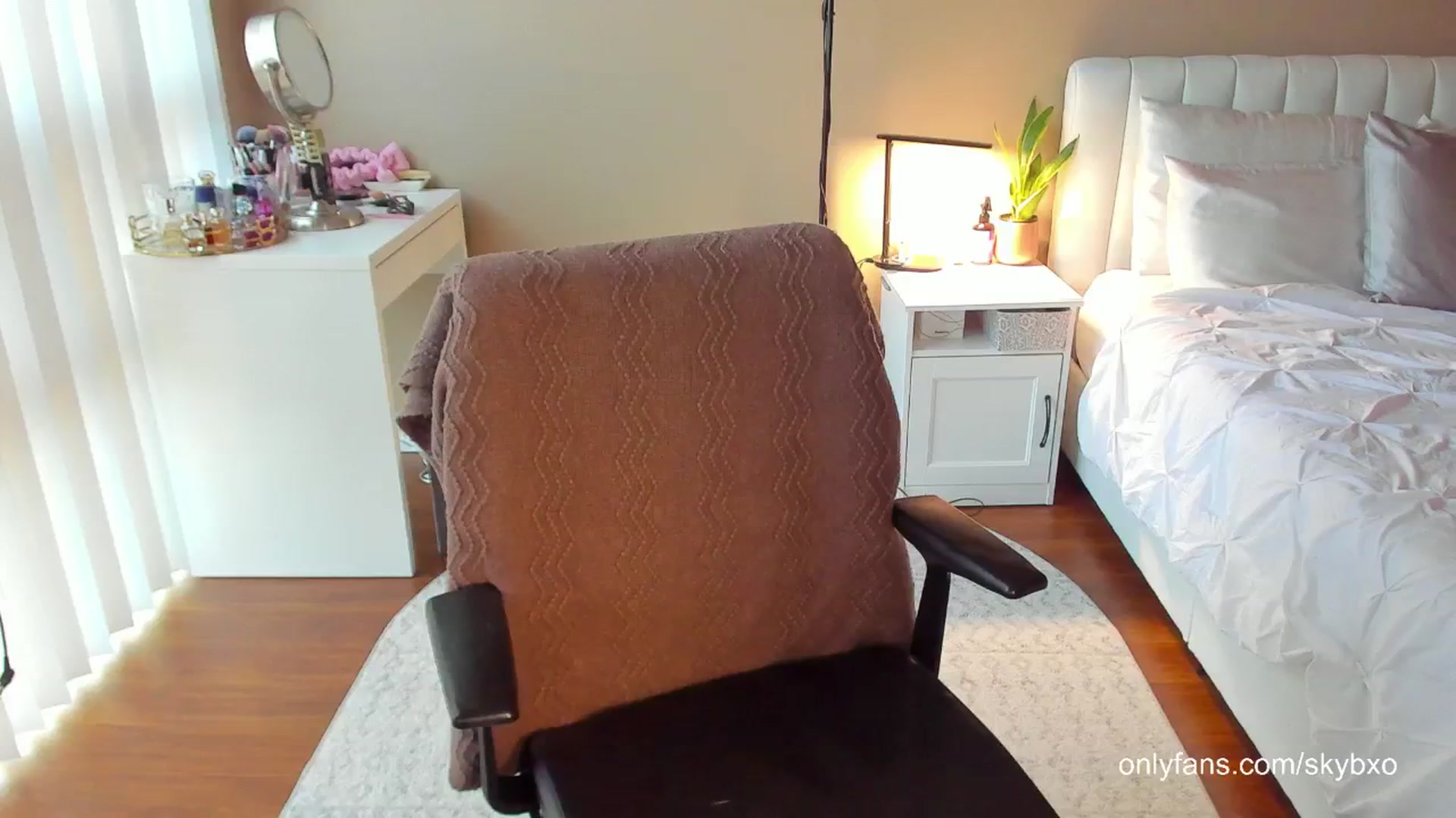 Gallery image thumbnail from skybxo's myfreecams stream on, 06/10/2024, 01:37 image 16 of 20