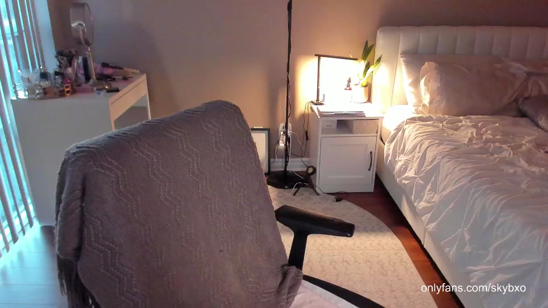 Gallery image thumbnail from skybxo's myfreecams stream on, 06/15/2024, 01:21 image 14 of 20