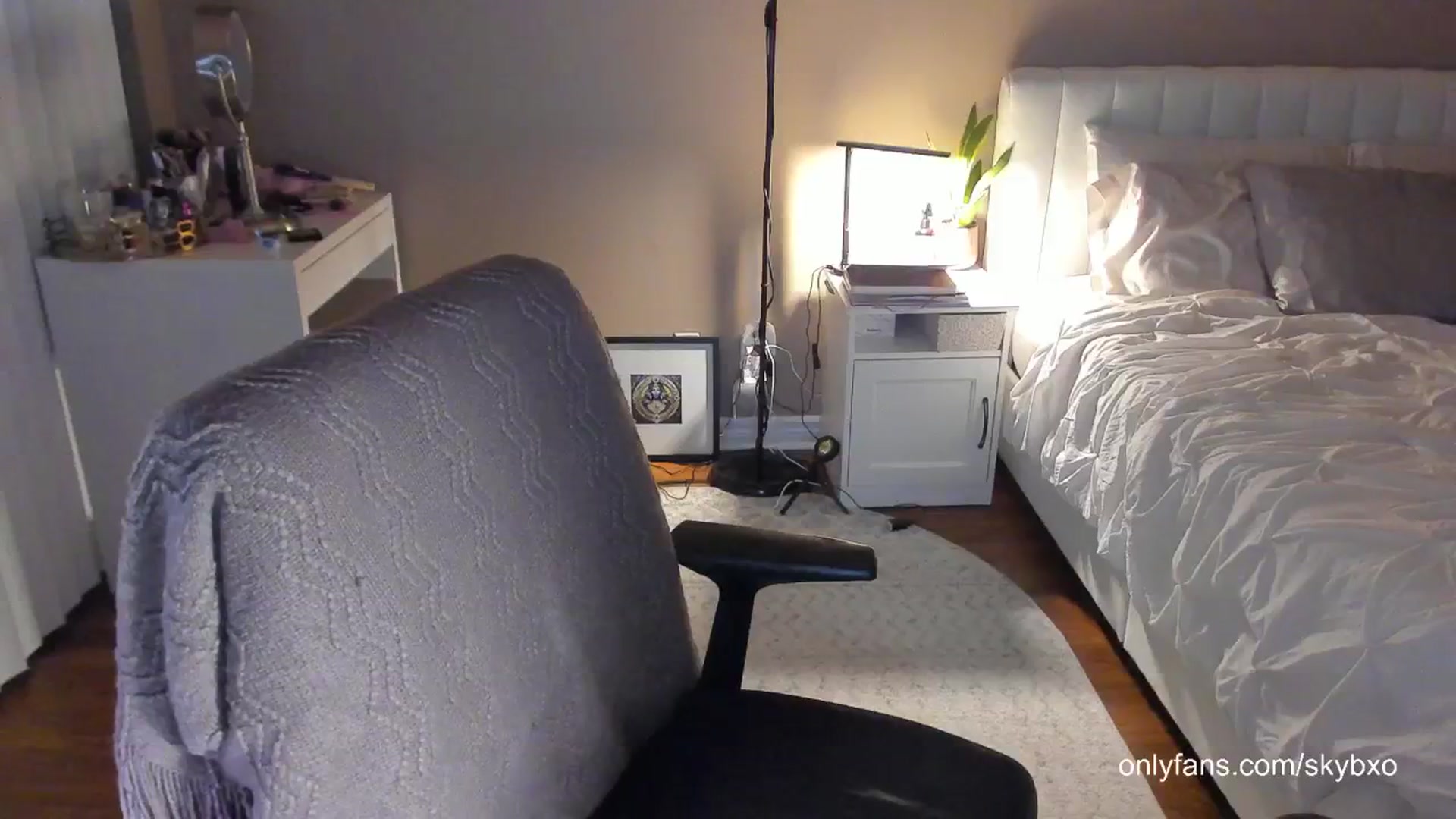 Gallery image thumbnail from skybxo's myfreecams stream on, 06/16/2024, 05:15 image 5 of 20