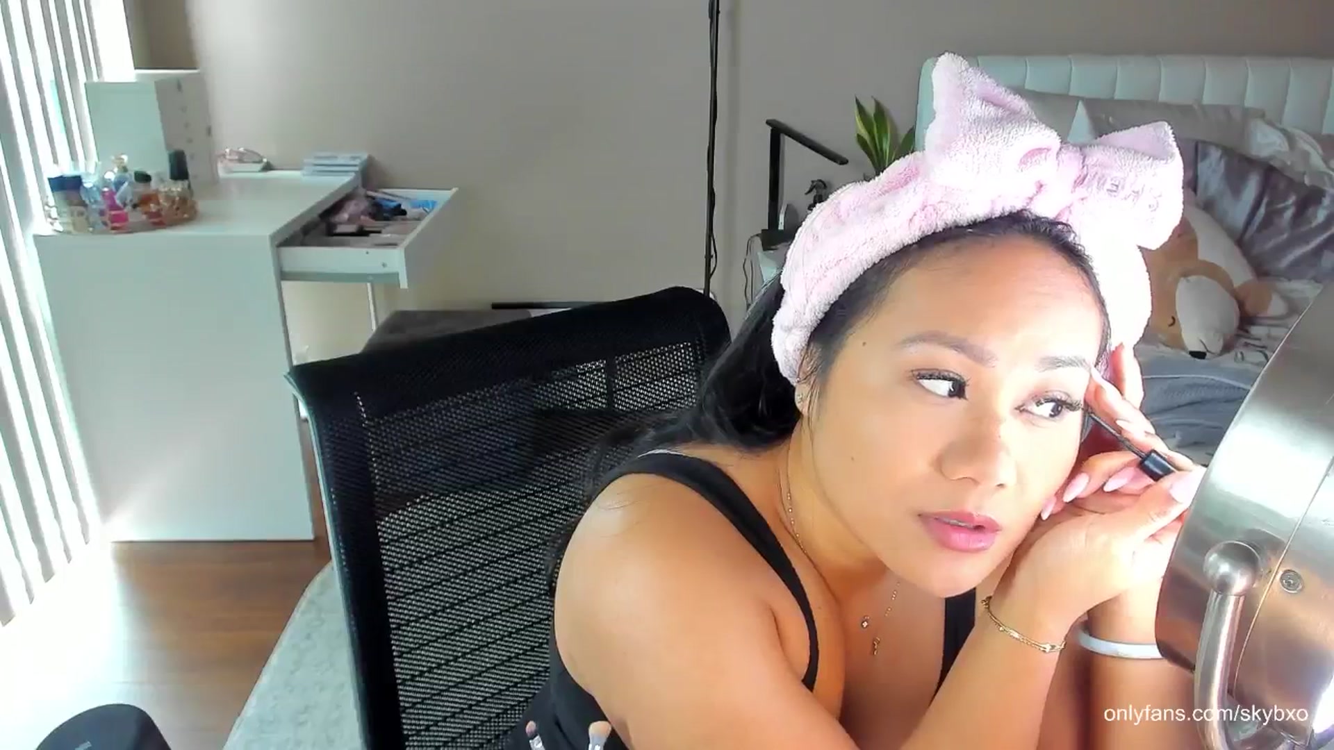 Gallery image thumbnail from skybxo's myfreecams stream on, 06/28/2024, 22:12 image 2 of 20