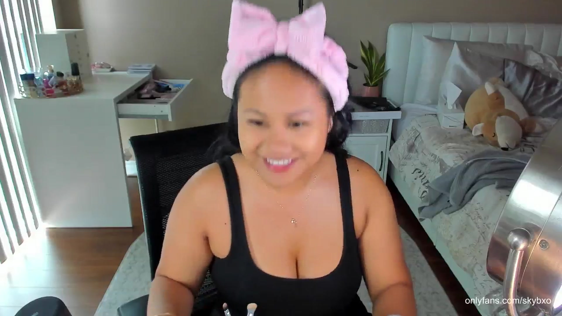 Gallery image thumbnail from skybxo's myfreecams stream on, 06/28/2024, 22:12 image 3 of 20
