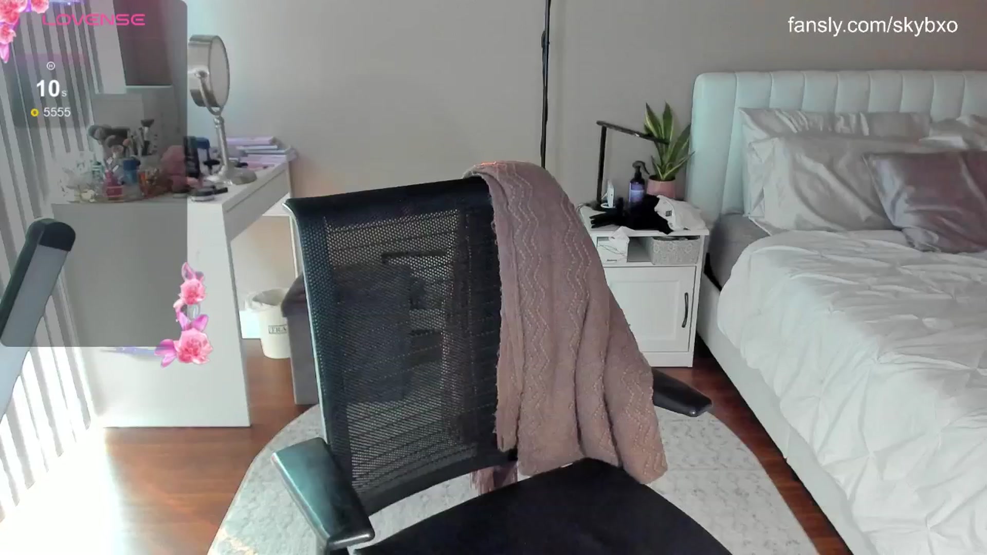 Gallery image thumbnail from skybxo's myfreecams stream on, 07/28/2024, 24:42 image 6 of 20