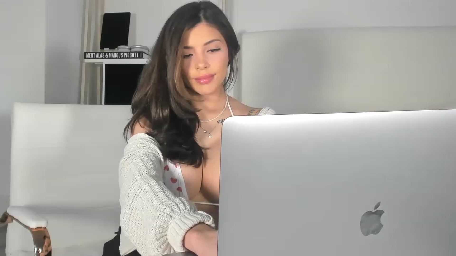 Gallery image thumbnail from skylerlo's myfreecams stream on, 04/27/2023, 07:31 image 3 of 20