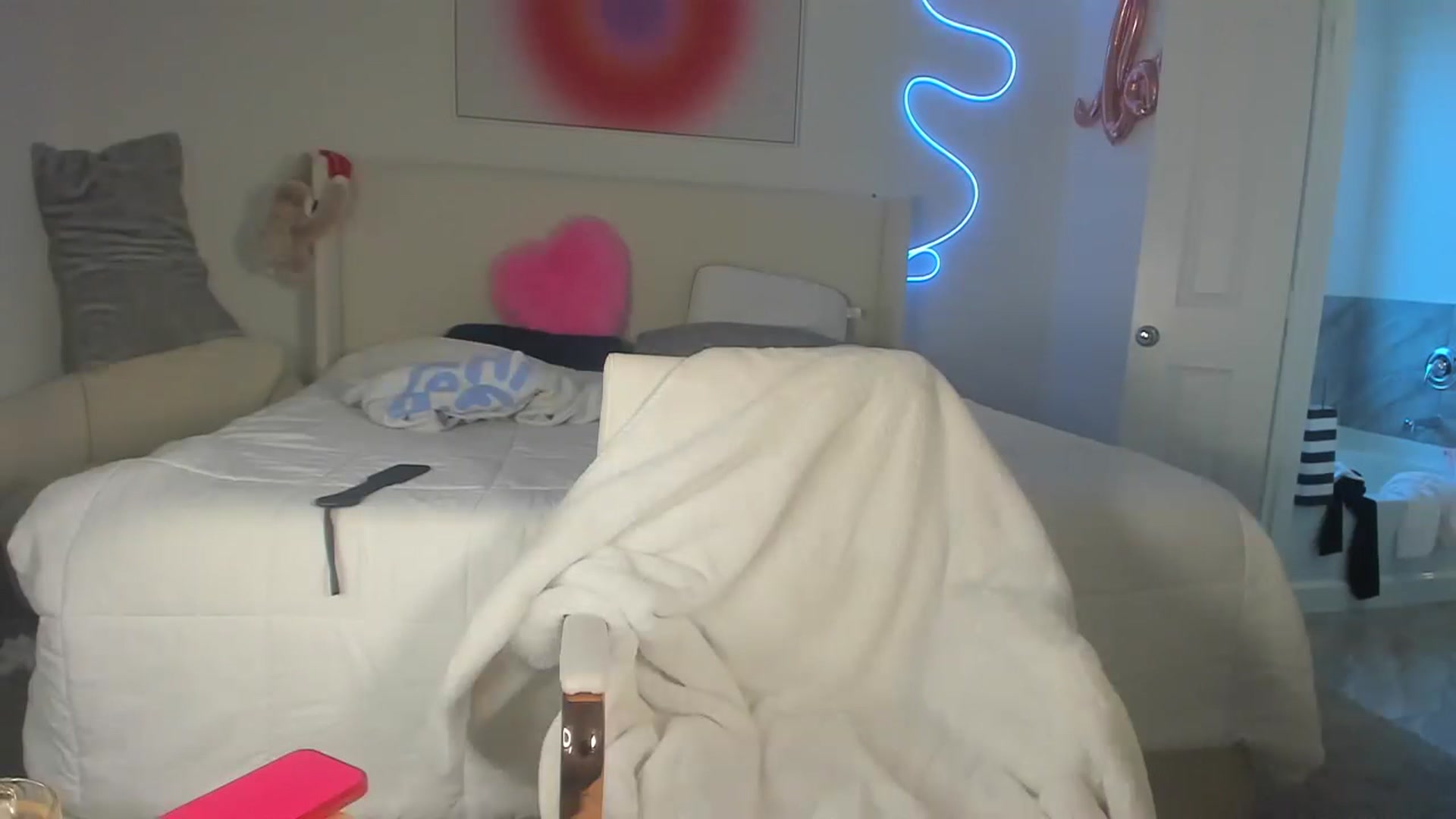 Gallery image thumbnail from skylerlo's myfreecams stream on, 03/28/2024, 18:45 image 16 of 20