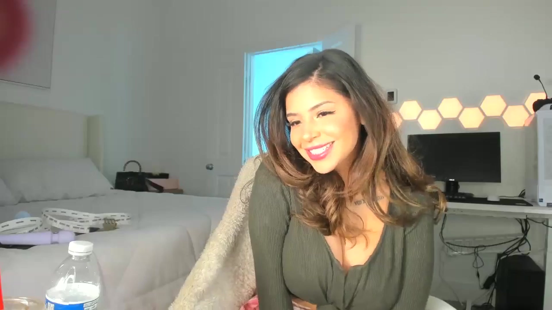 Gallery image thumbnail from skylerlo's myfreecams stream on, 08/21/2024, 23:01 image 6 of 20