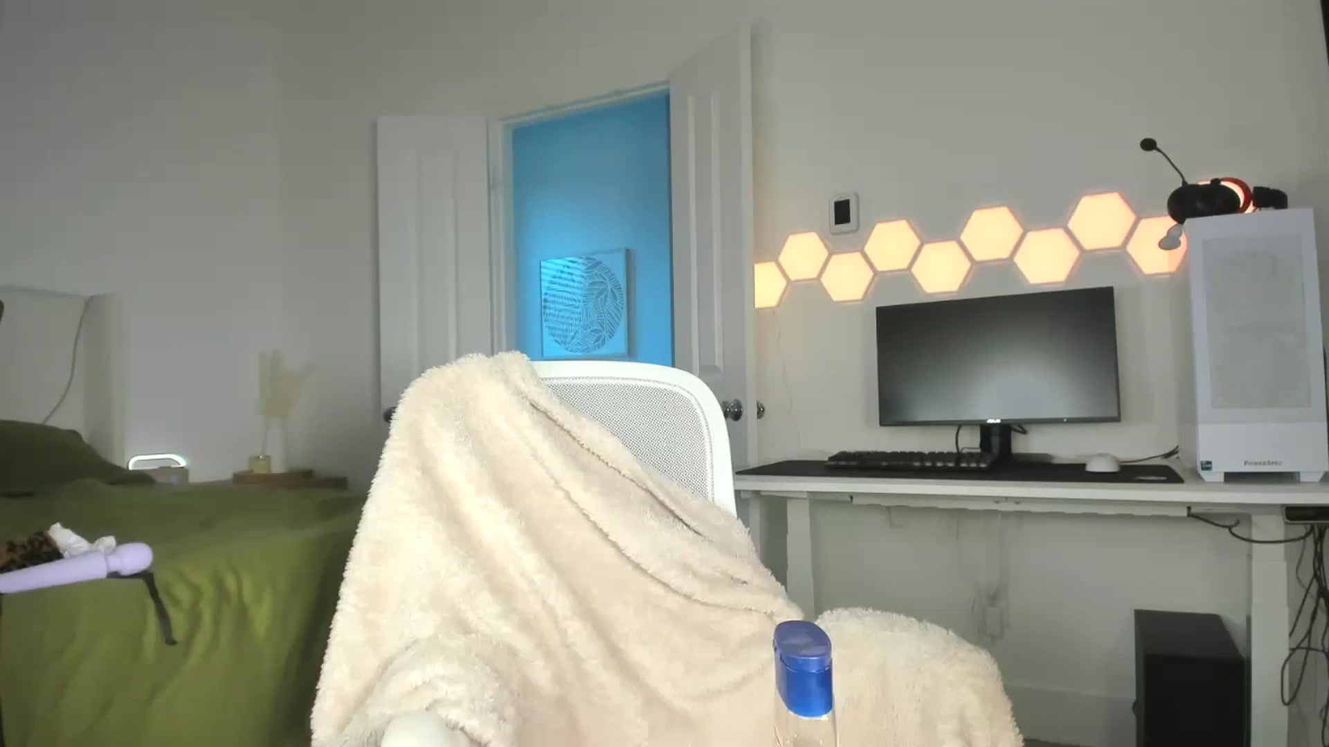 Gallery image thumbnail from skylerlo's myfreecams stream on, 10/08/2024, 24:34 image 11 of 20