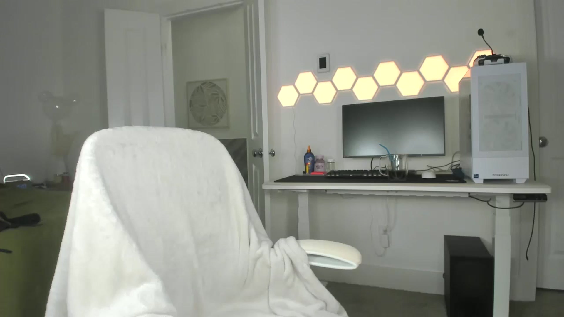Gallery image thumbnail from skylerlo's myfreecams stream on, 10/20/2024, 03:33 image 3 of 20