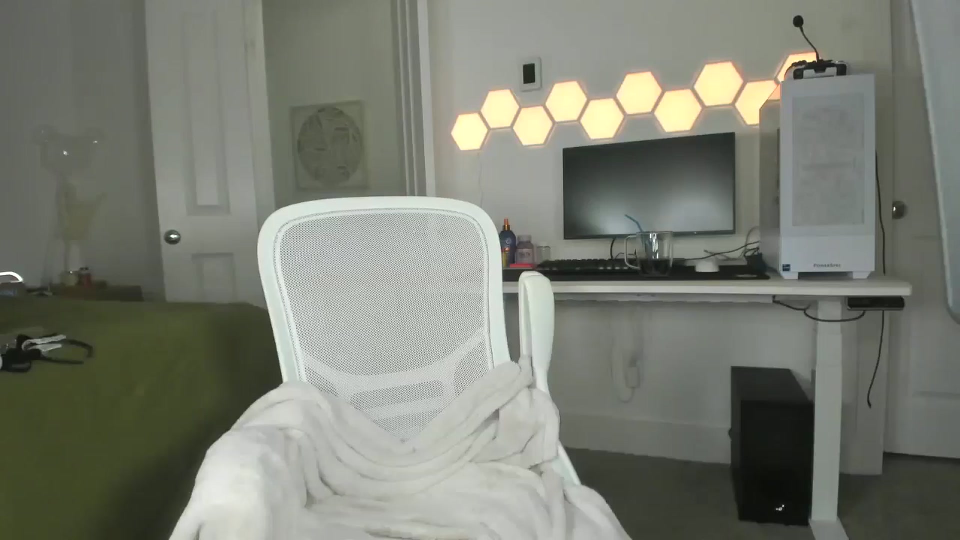 Gallery image thumbnail from skylerlo's myfreecams stream on, 10/20/2024, 03:33 image 15 of 20