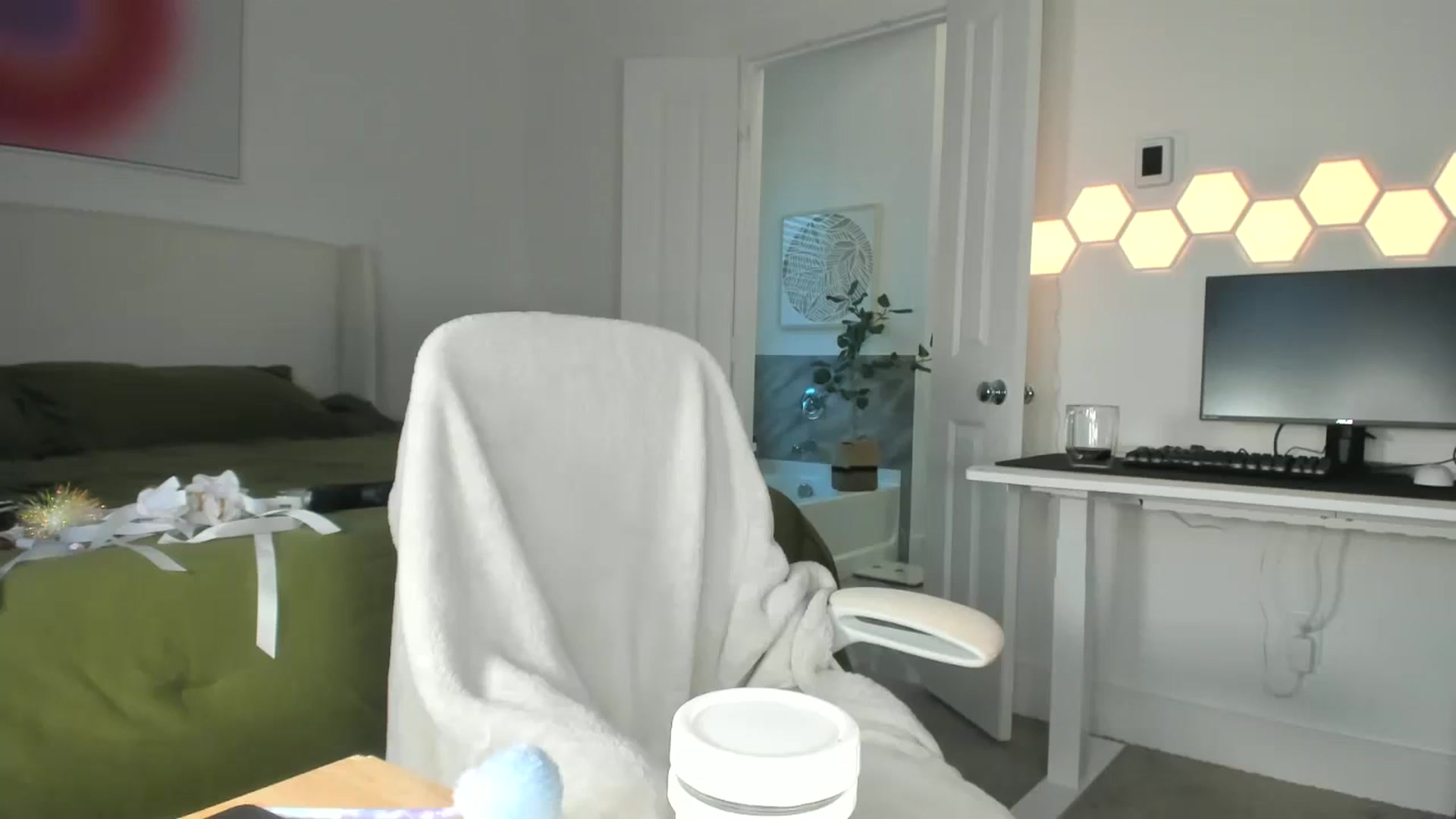 Gallery image thumbnail from skylerlo's myfreecams stream on, 10/30/2024, 01:16 image 10 of 20