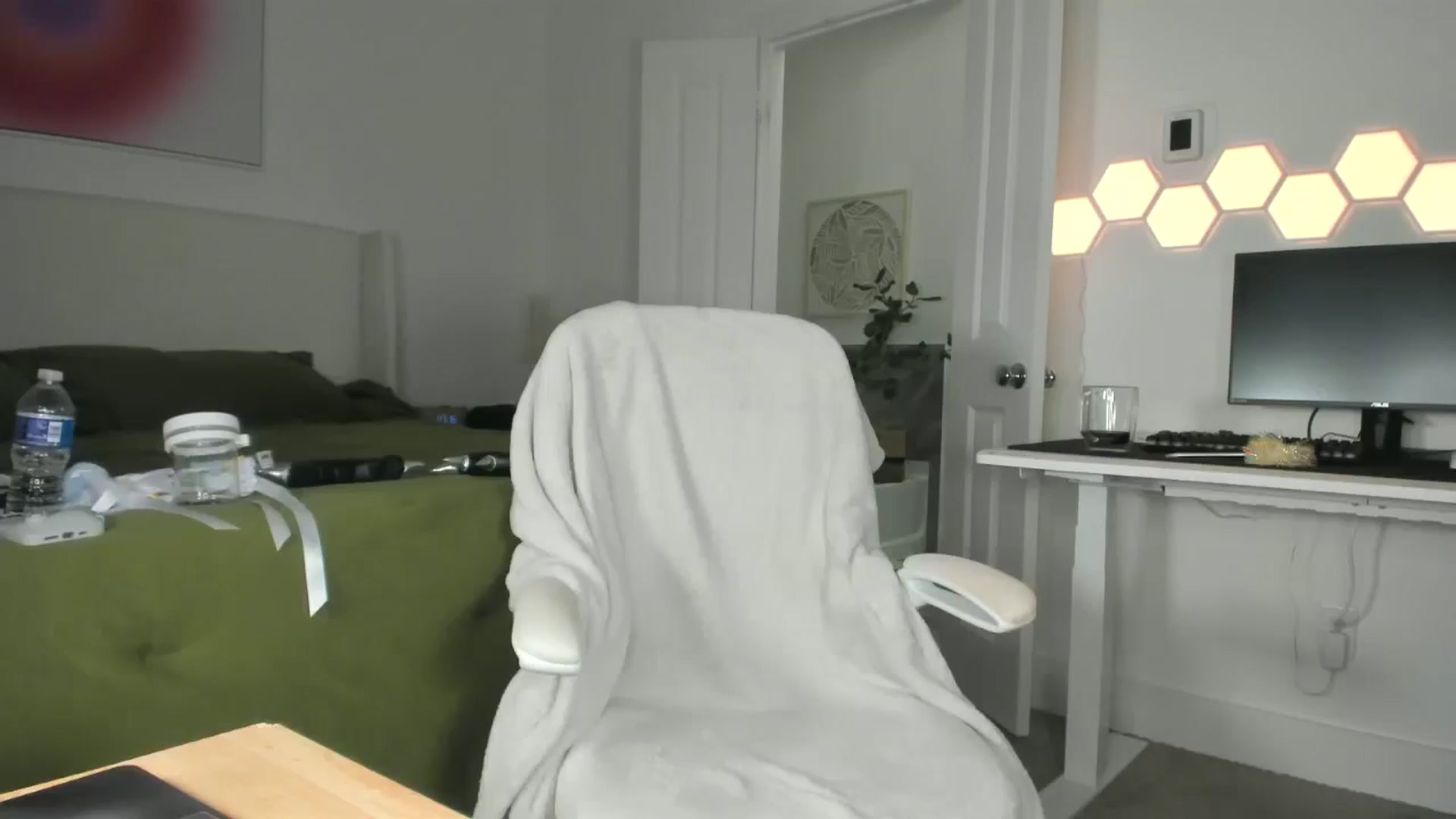 Gallery image thumbnail from skylerlo's myfreecams stream on, 10/30/2024, 01:16 image 15 of 20