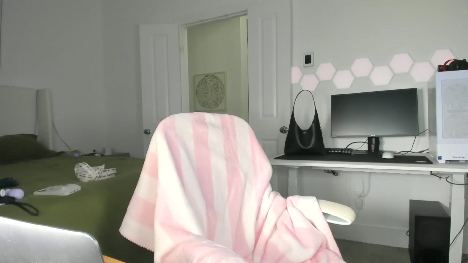 Gallery image thumbnail from skylerlo's myfreecams stream on, 12/03/2024, 24:17 image 3 of 20