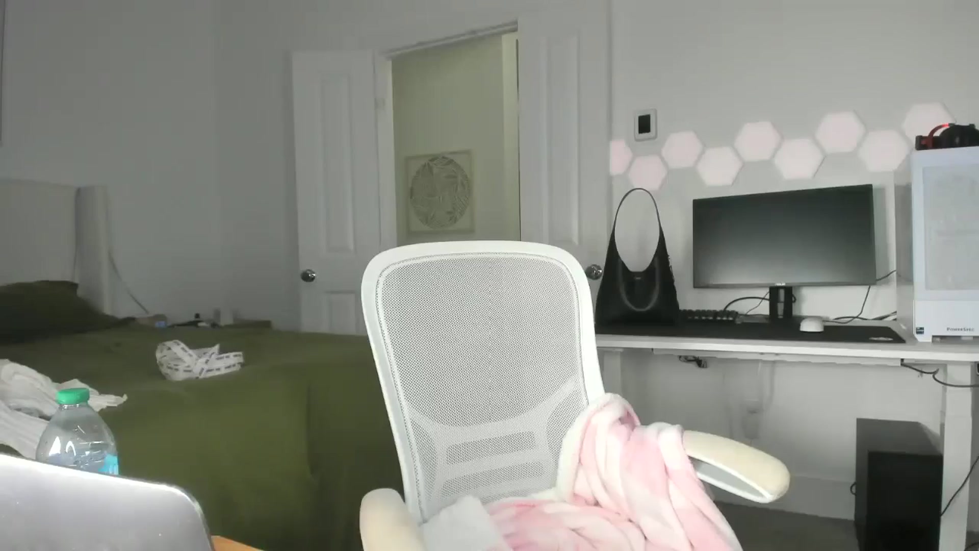 Gallery image thumbnail from skylerlo's myfreecams stream on, 12/03/2024, 02:09 image 4 of 20