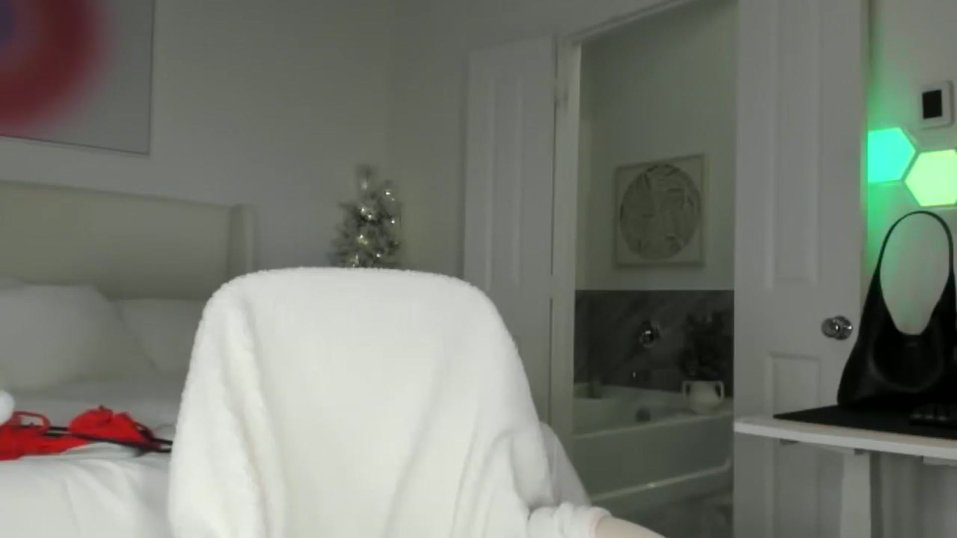 Gallery image thumbnail from skylerlo's myfreecams stream on, 12/23/2024, 06:55 image 18 of 20
