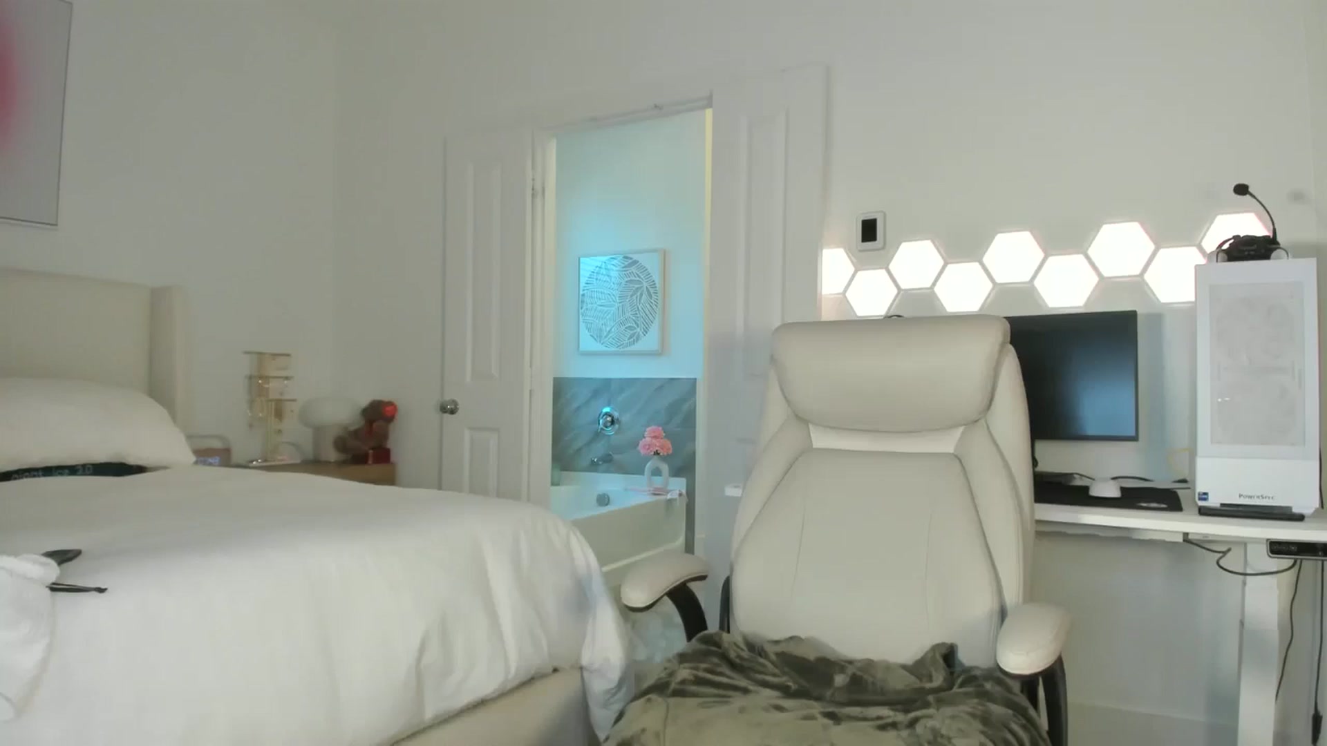 Gallery image thumbnail from skylerlo's myfreecams stream on, 05/08/2025, 24:49 image 14 of 20
