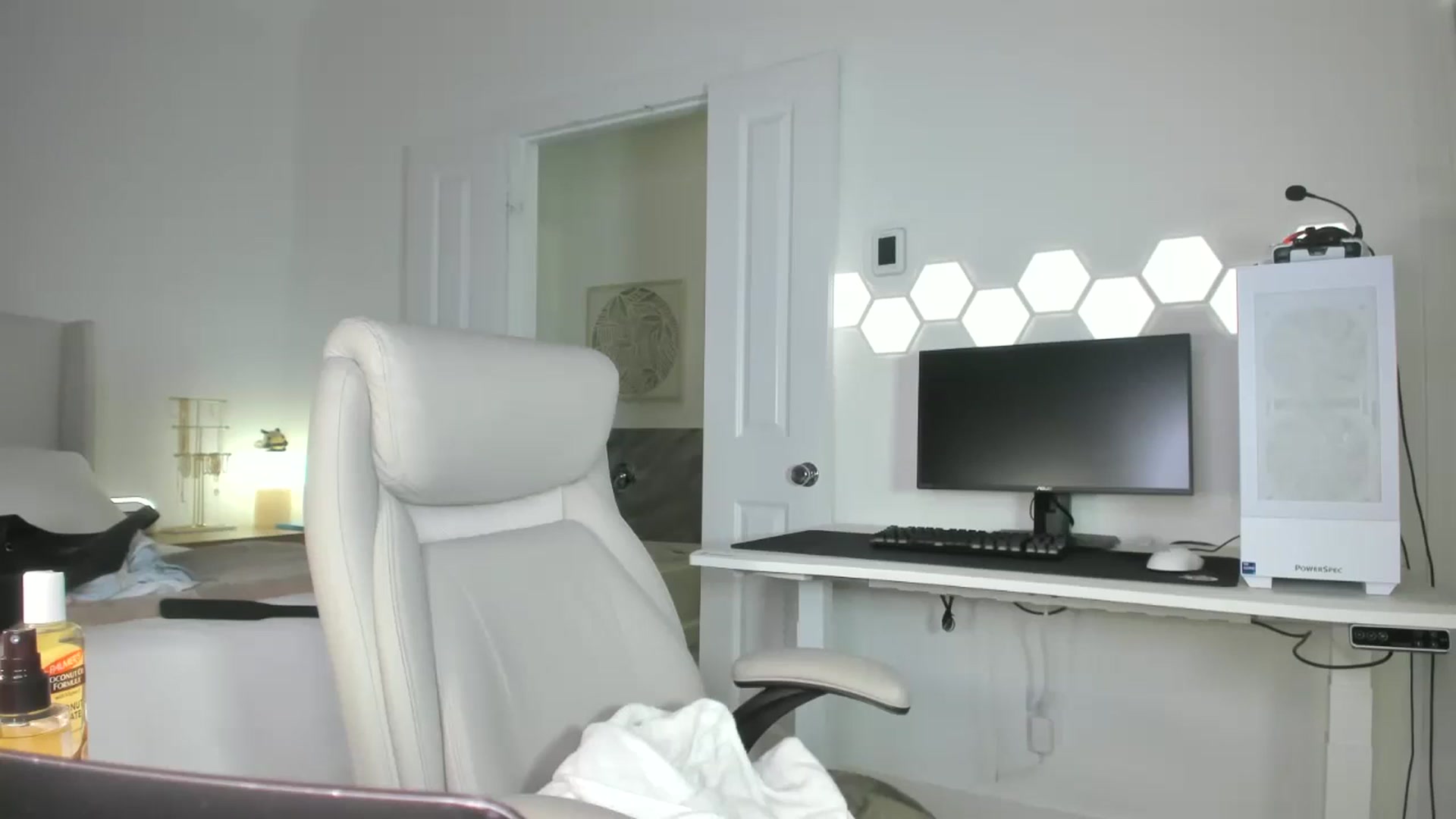 Gallery image thumbnail from skylerlo's myfreecams stream on, 06/20/2025, 05:47 image 16 of 20