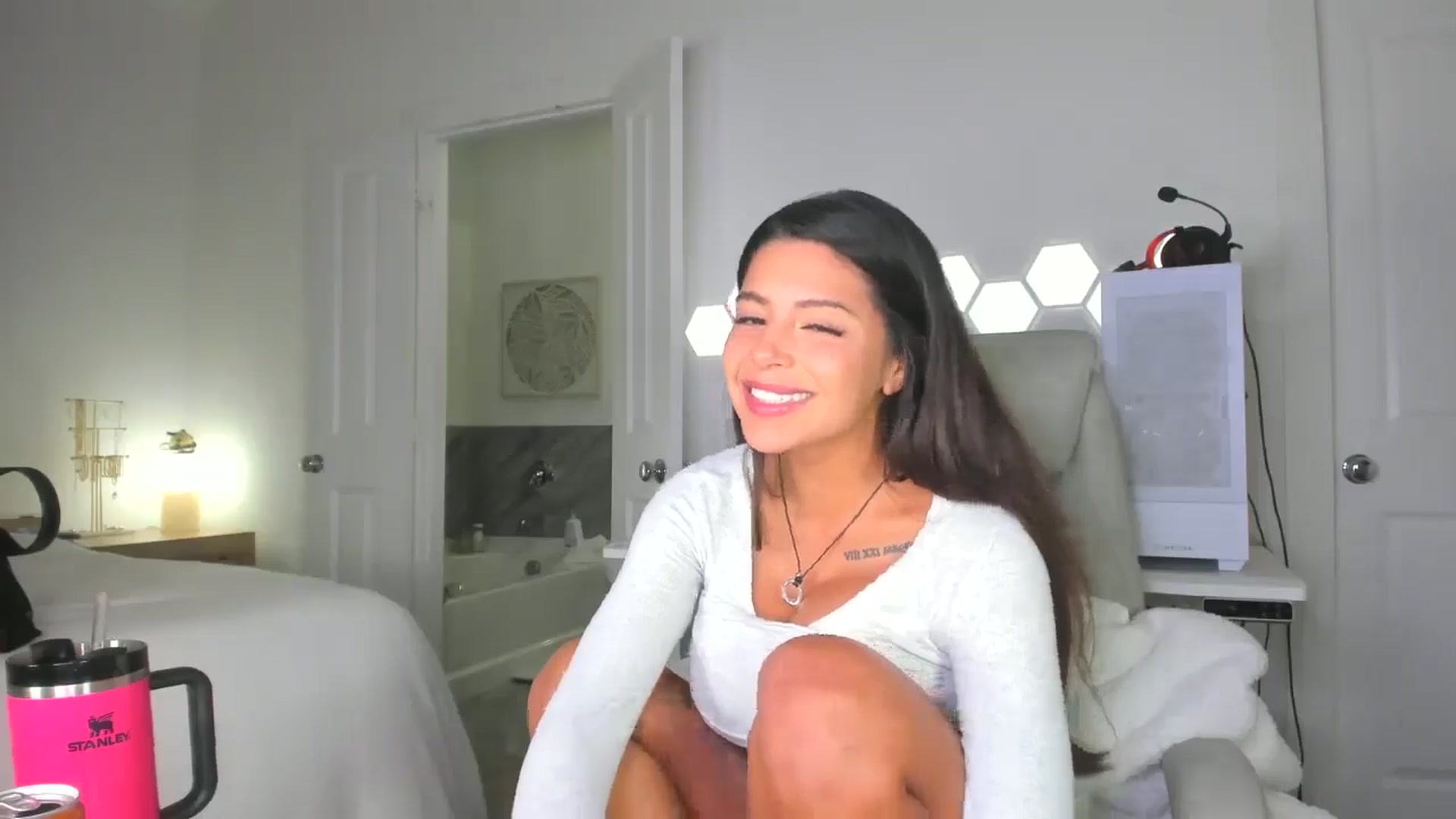 Gallery image thumbnail from skylerlo's myfreecams stream on, 06/28/2025, 04:23 image 5 of 20