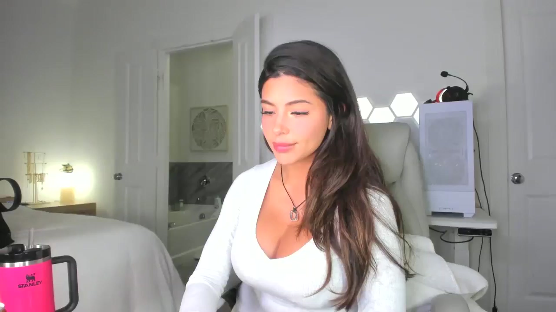 Gallery image thumbnail from skylerlo's myfreecams stream on, 06/28/2025, 04:23 image 10 of 20