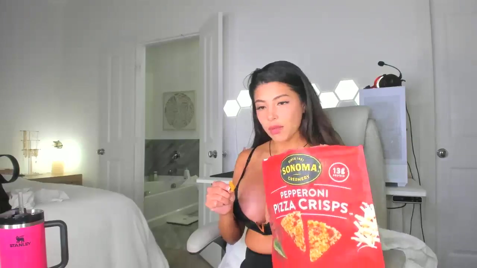 Gallery image thumbnail from skylerlo's myfreecams stream on, 06/28/2025, 04:23 image 20 of 20