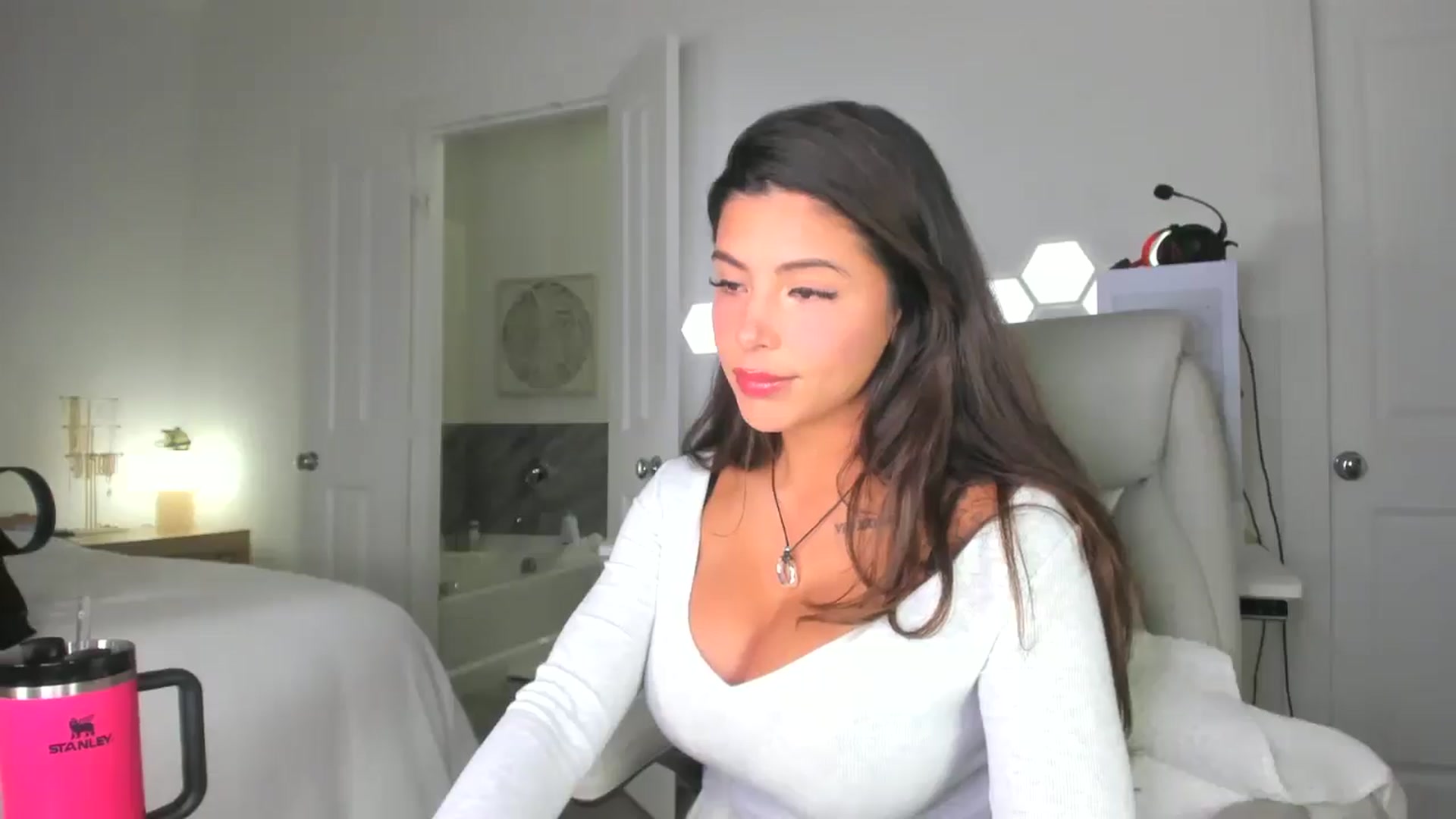 Gallery image thumbnail from skylerlo's myfreecams stream on, 06/28/2025, 04:23 image 14 of 20