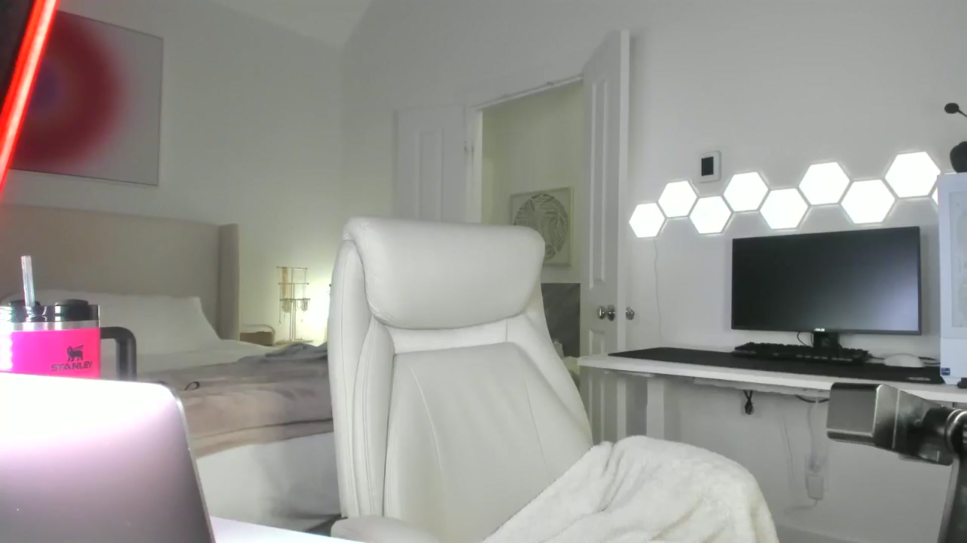 Gallery image thumbnail from skylerlo's myfreecams stream on, 07/09/2025, 04:15 image 6 of 20