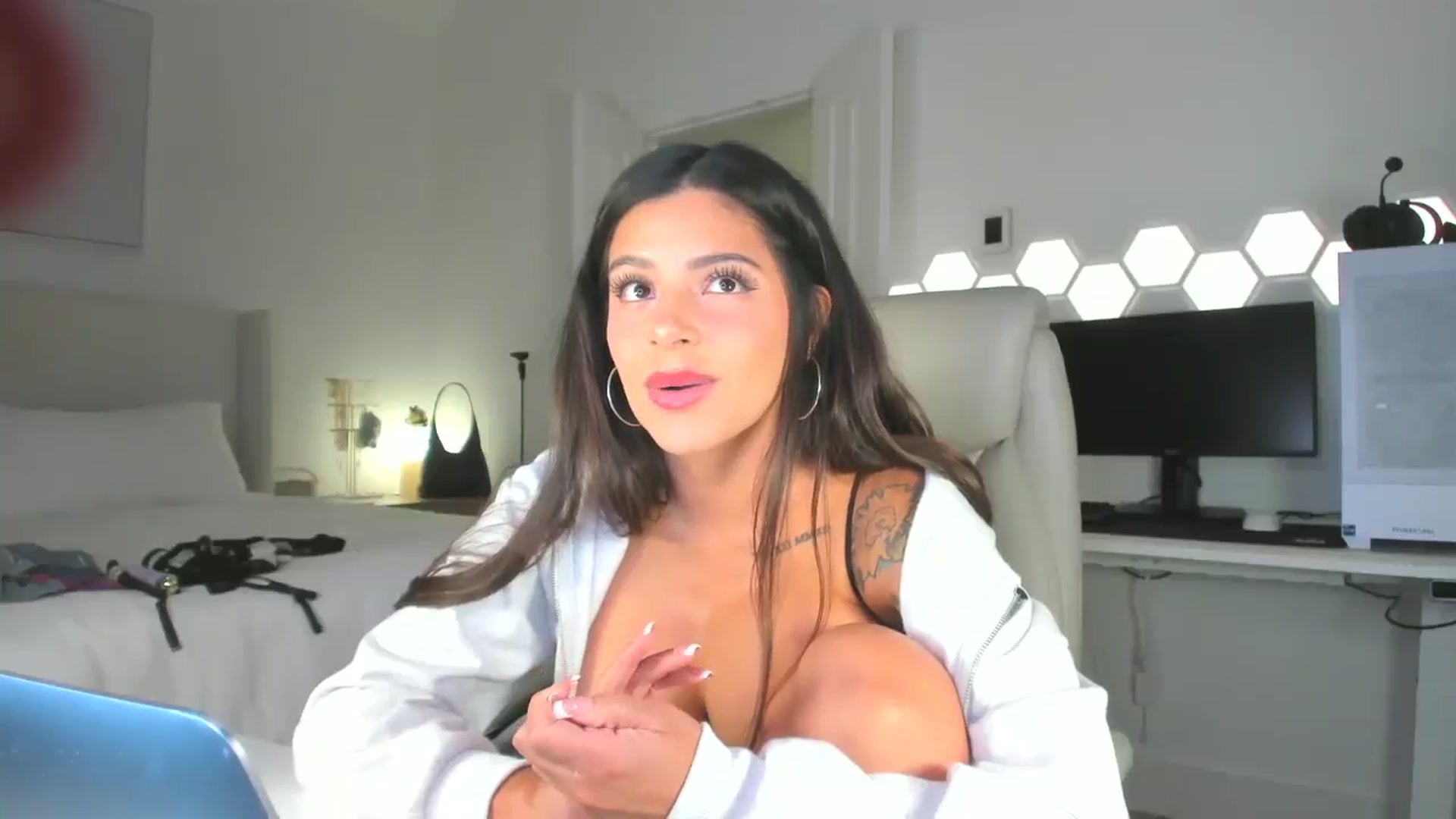 Gallery image thumbnail from skylerlo's myfreecams stream on, 08/16/2025, 07:53 image 11 of 20
