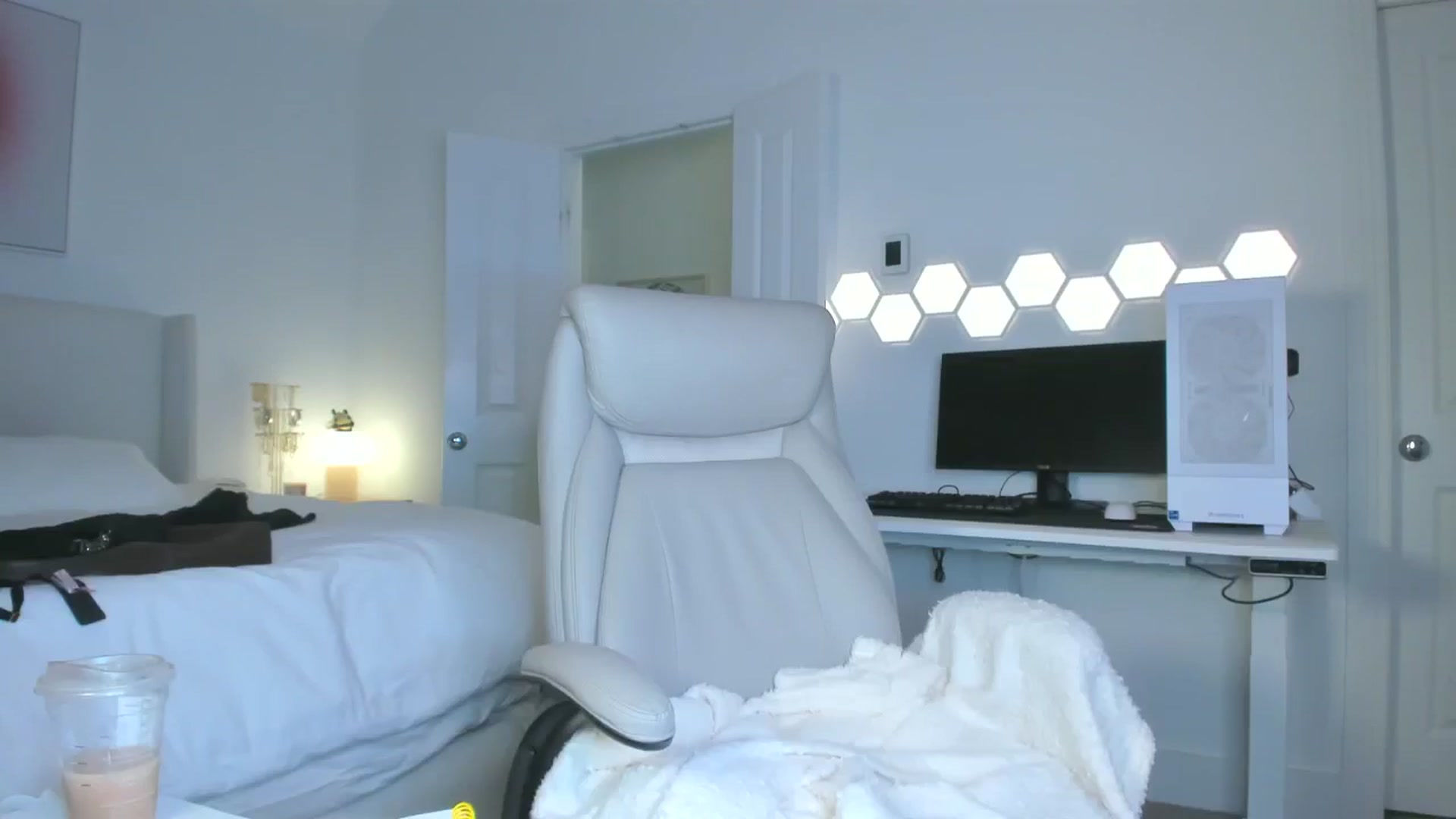 Gallery image thumbnail from skylerlo's myfreecams stream on, 10/03/2025, 24:13 image 19 of 20
