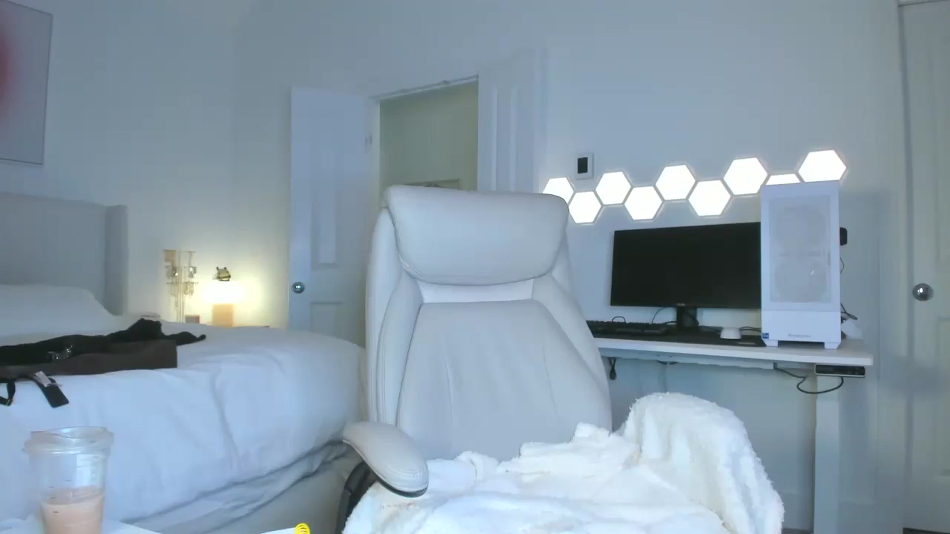 Gallery image thumbnail from skylerlo's myfreecams stream on, 10/03/2025, 24:13 image 17 of 20