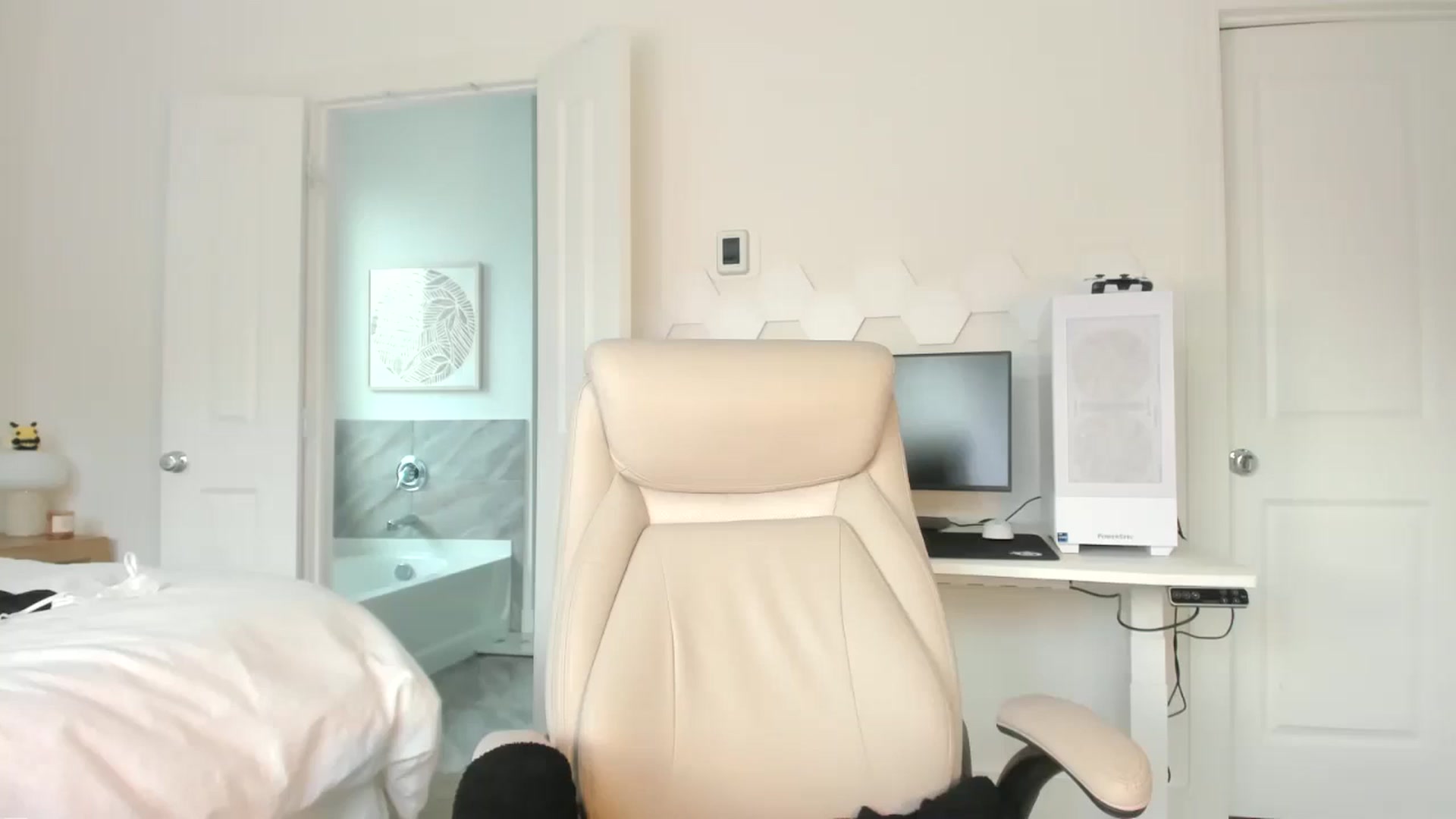 Gallery image thumbnail from skylerlo's myfreecams stream on, 12/16/2025, 22:46 image 4 of 20