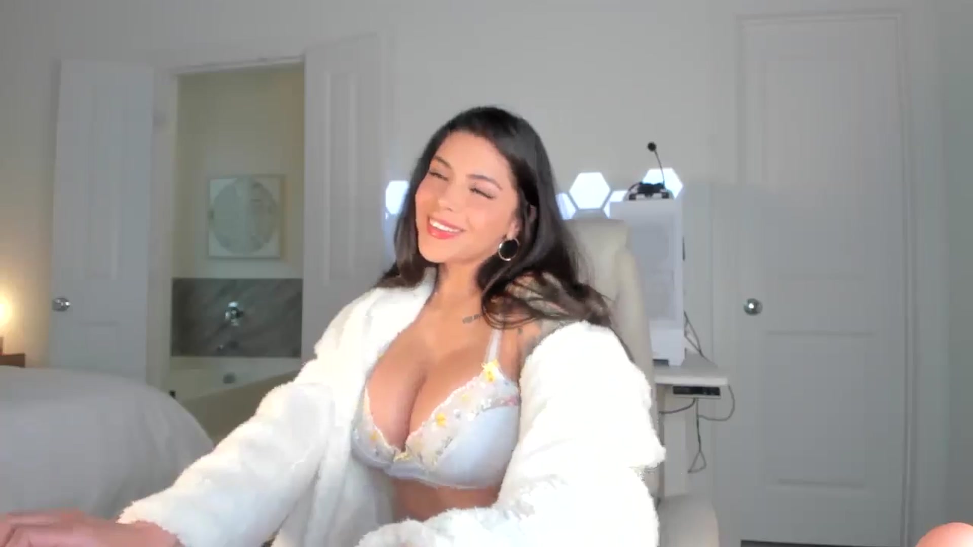 Gallery image thumbnail from skylerlo's myfreecams stream on, 12/17/2025, 21:41 image 19 of 20
