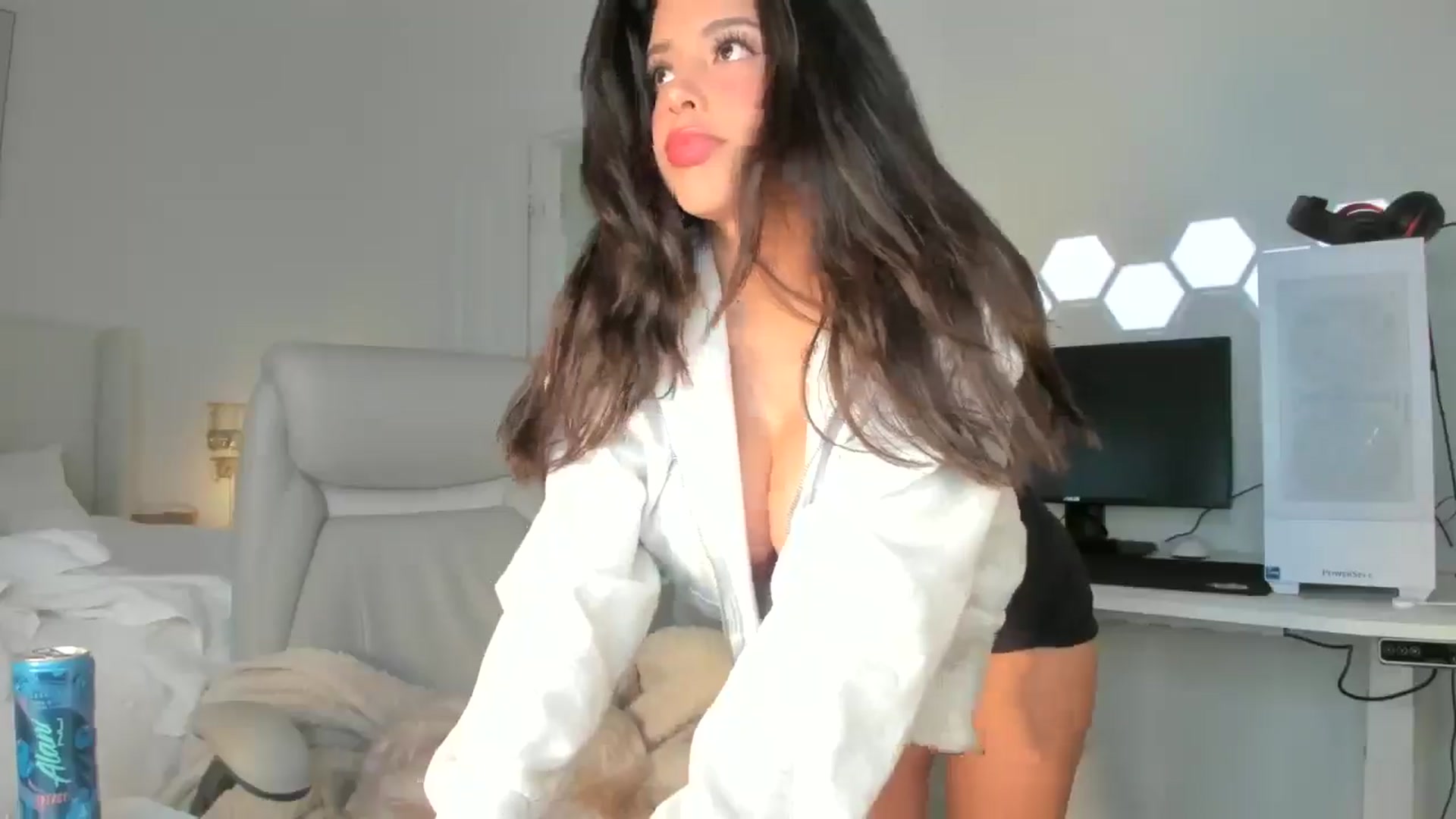 Gallery image thumbnail from skylerlo's myfreecams stream on, 01/09/2026, 21:52 image 17 of 20