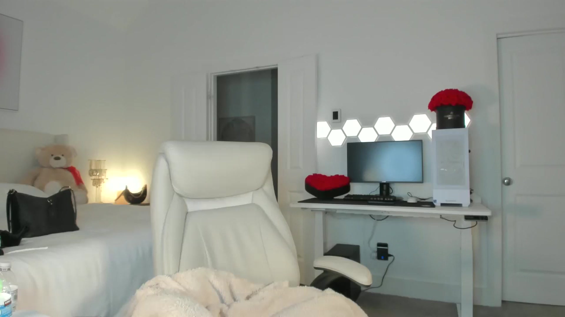 Gallery image thumbnail from skylerlo's myfreecams stream on, 03/07/2026, 08:06 image 4 of 20