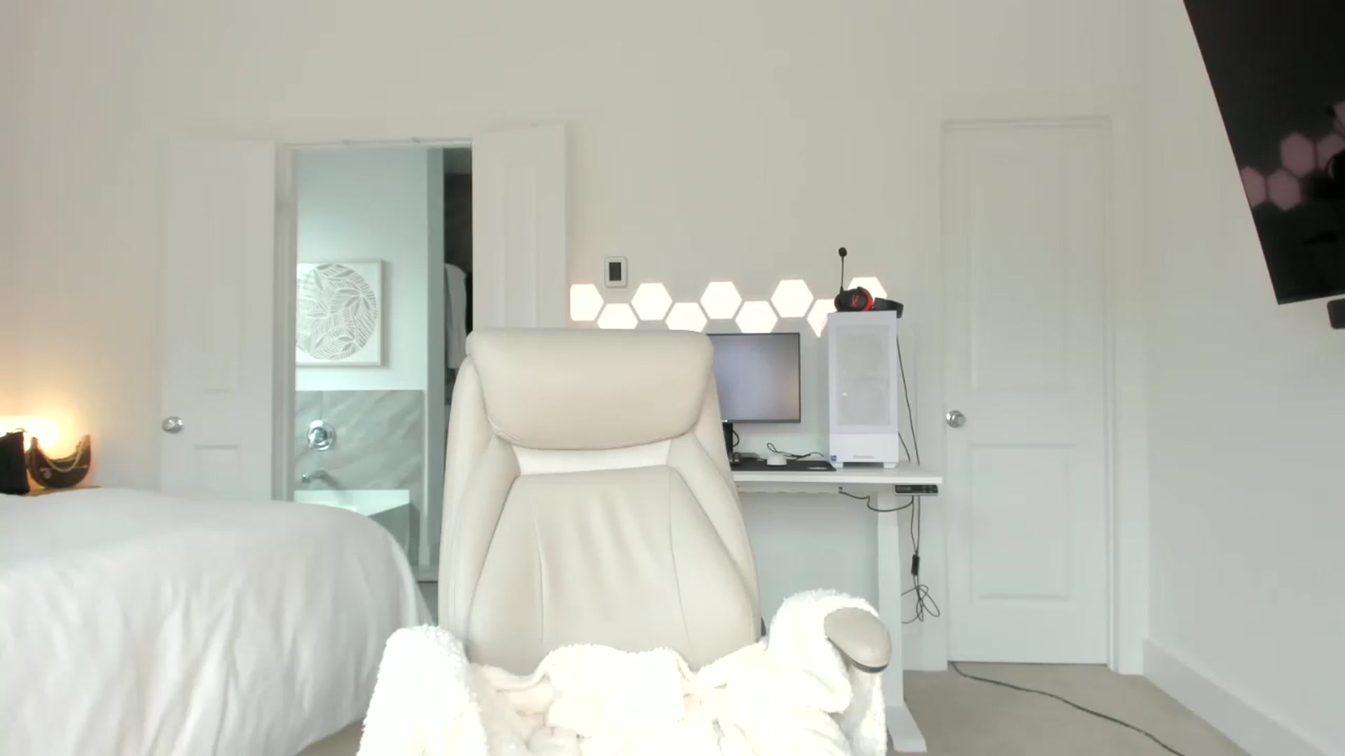 Gallery image thumbnail from skylerlo's myfreecams stream on, 03/09/2026, 21:03 image 18 of 20