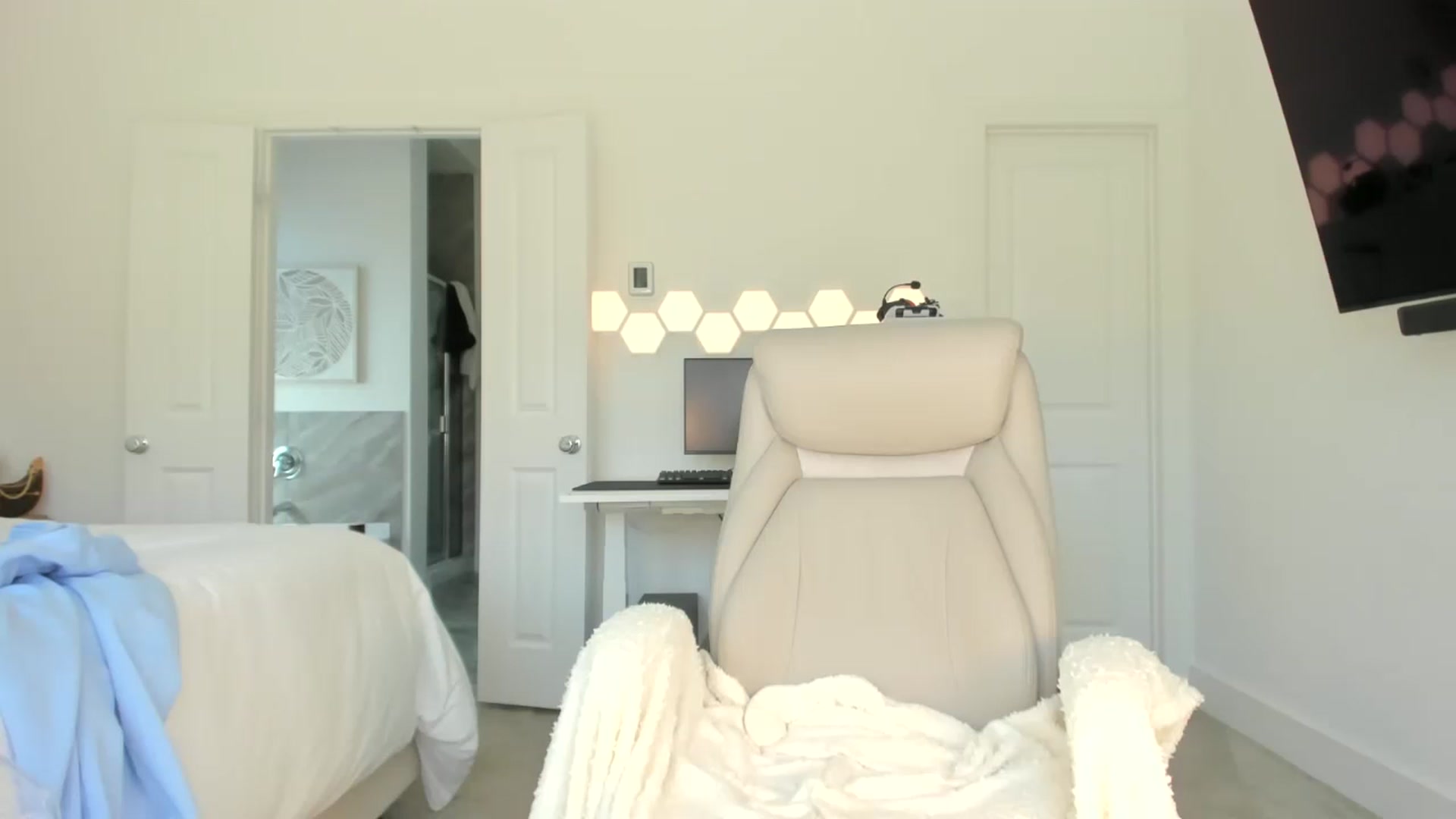 Gallery image thumbnail from skylerlo's myfreecams stream on, 03/12/2026, 21:02 image 10 of 20