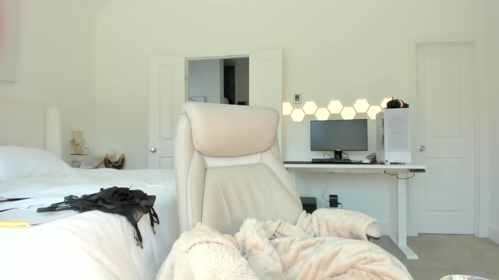 Gallery image thumbnail from skylerlo's myfreecams stream on, 03/13/2026, 21:06 image 4 of 20