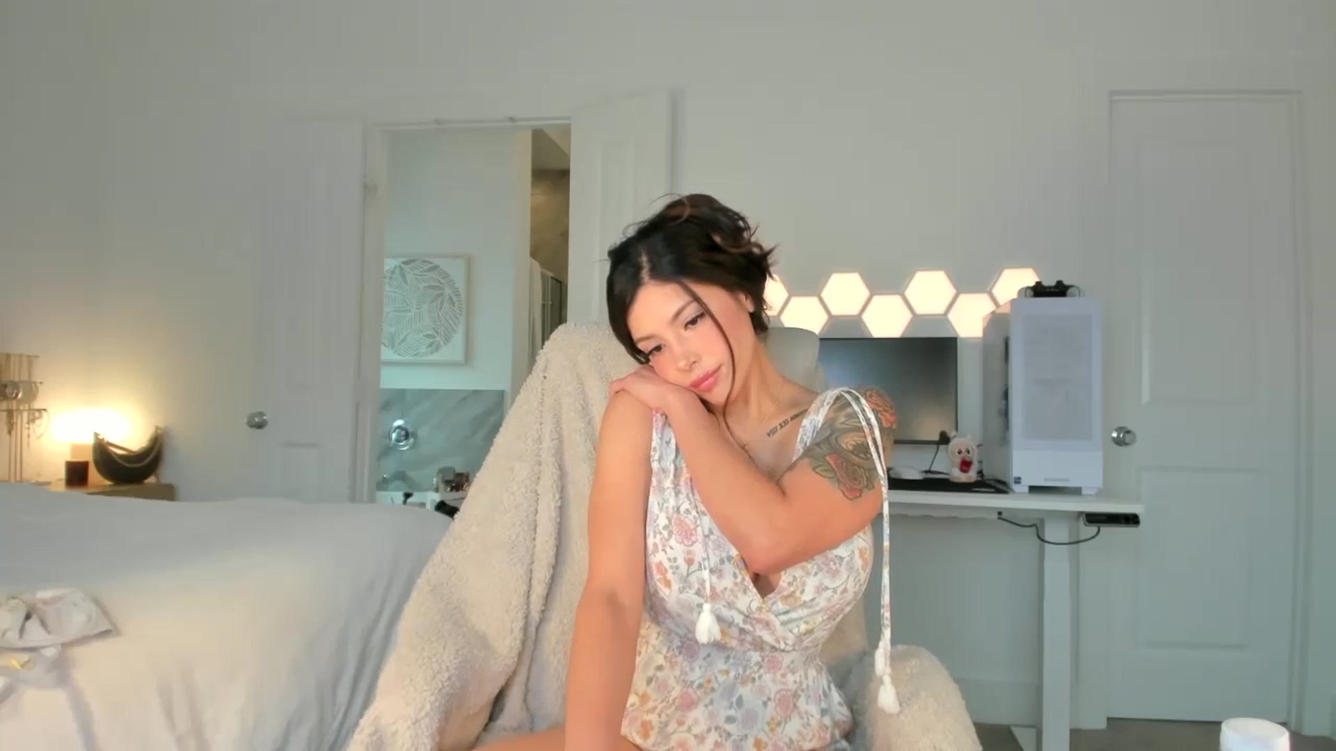Gallery image thumbnail from skylerlo's myfreecams stream on, 04/04/2026, 24:04 image 9 of 20