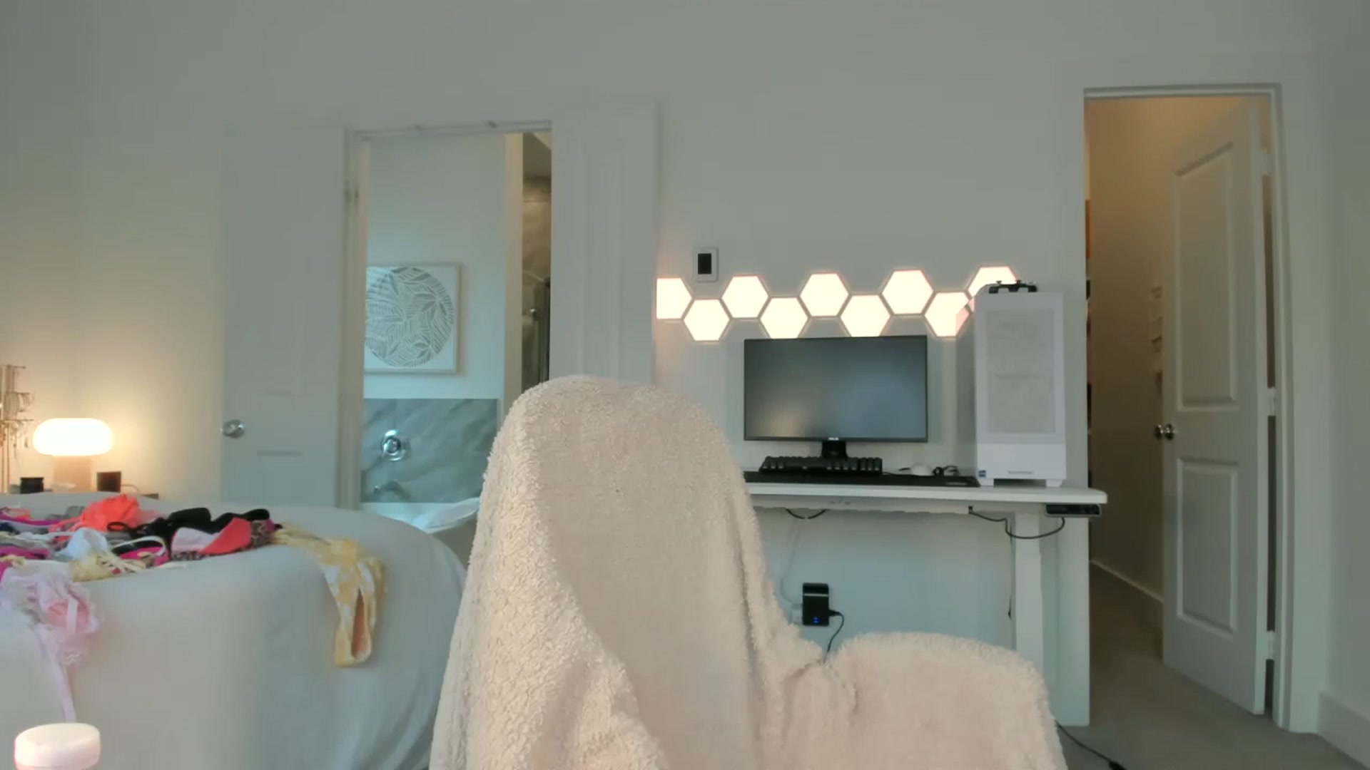 Gallery image thumbnail from skylerlo's myfreecams stream on, 04/21/2026, 21:04 image 6 of 20