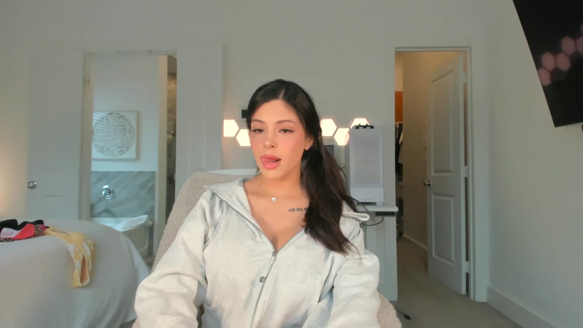Gallery image thumbnail from skylerlo's myfreecams stream on, 04/21/2026, 21:04 image 13 of 20