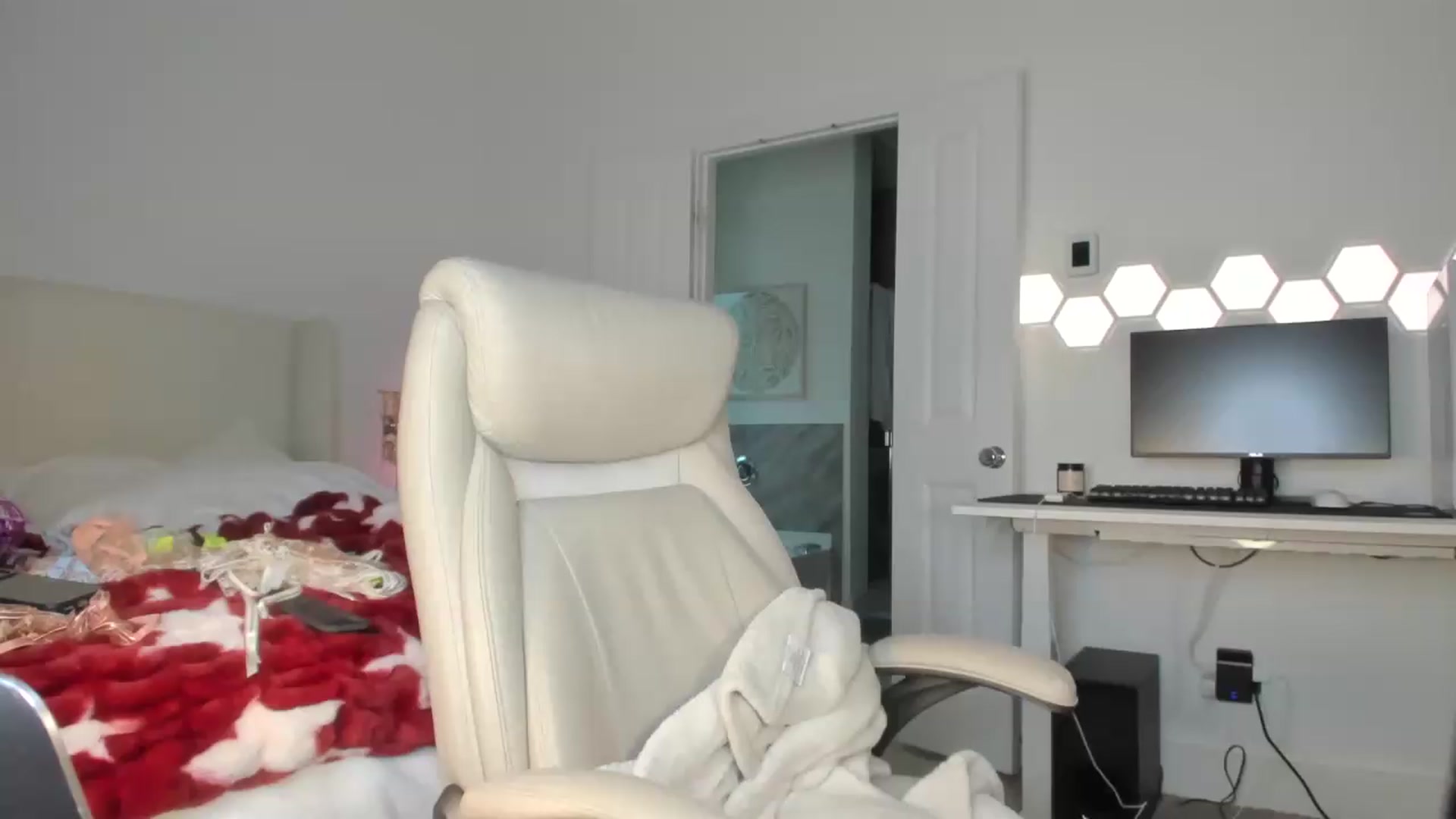Gallery image thumbnail from skylerlo's myfreecams stream on, 07/16/2026, 02:44 image 11 of 20